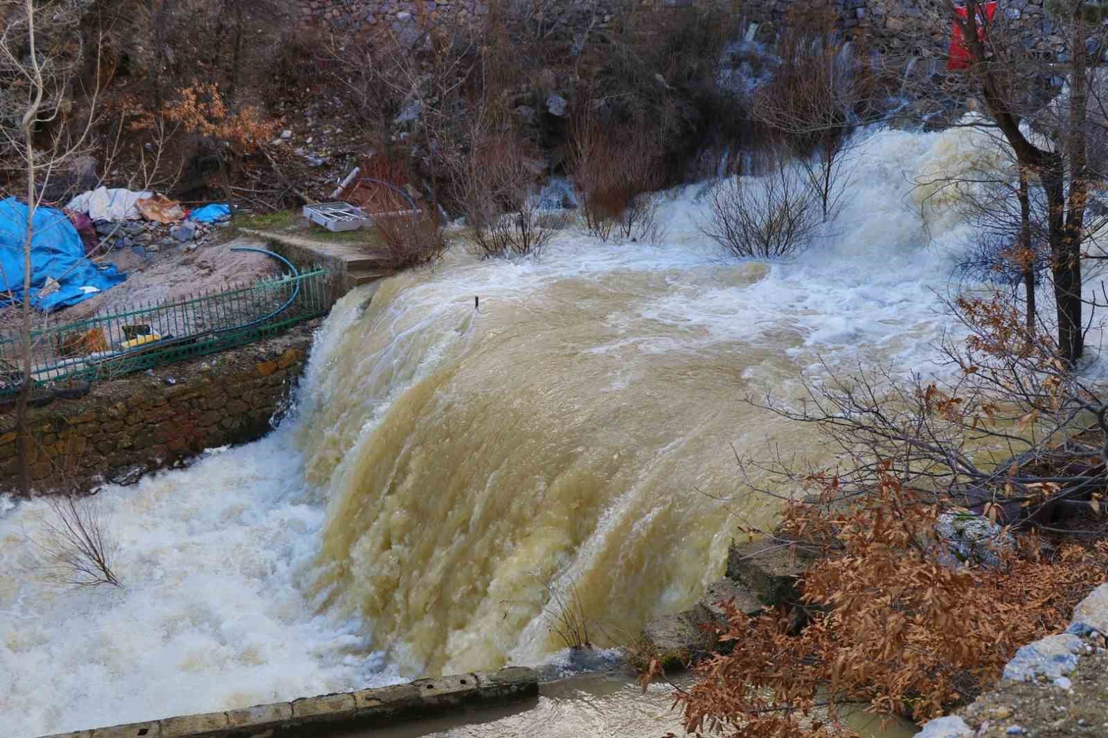 Konya’da eriyen kar suları Göksu Nehri’ni coşturdu
