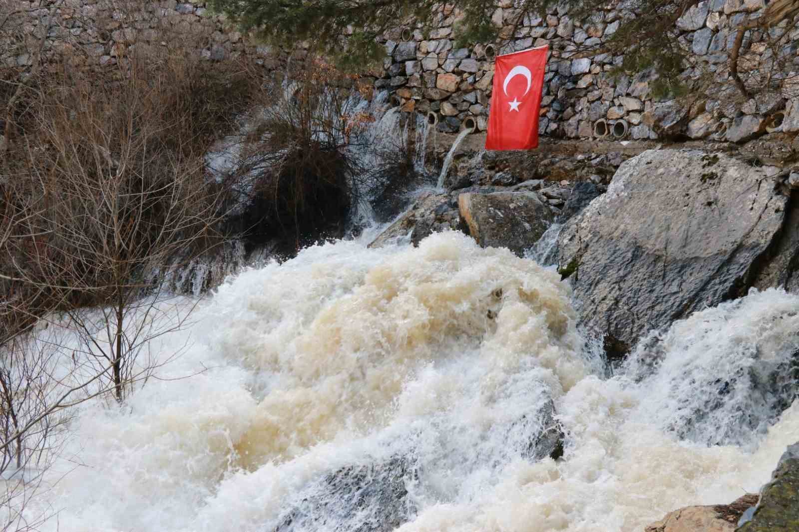Konya’da eriyen kar suları Göksu Nehri’ni coşturdu
