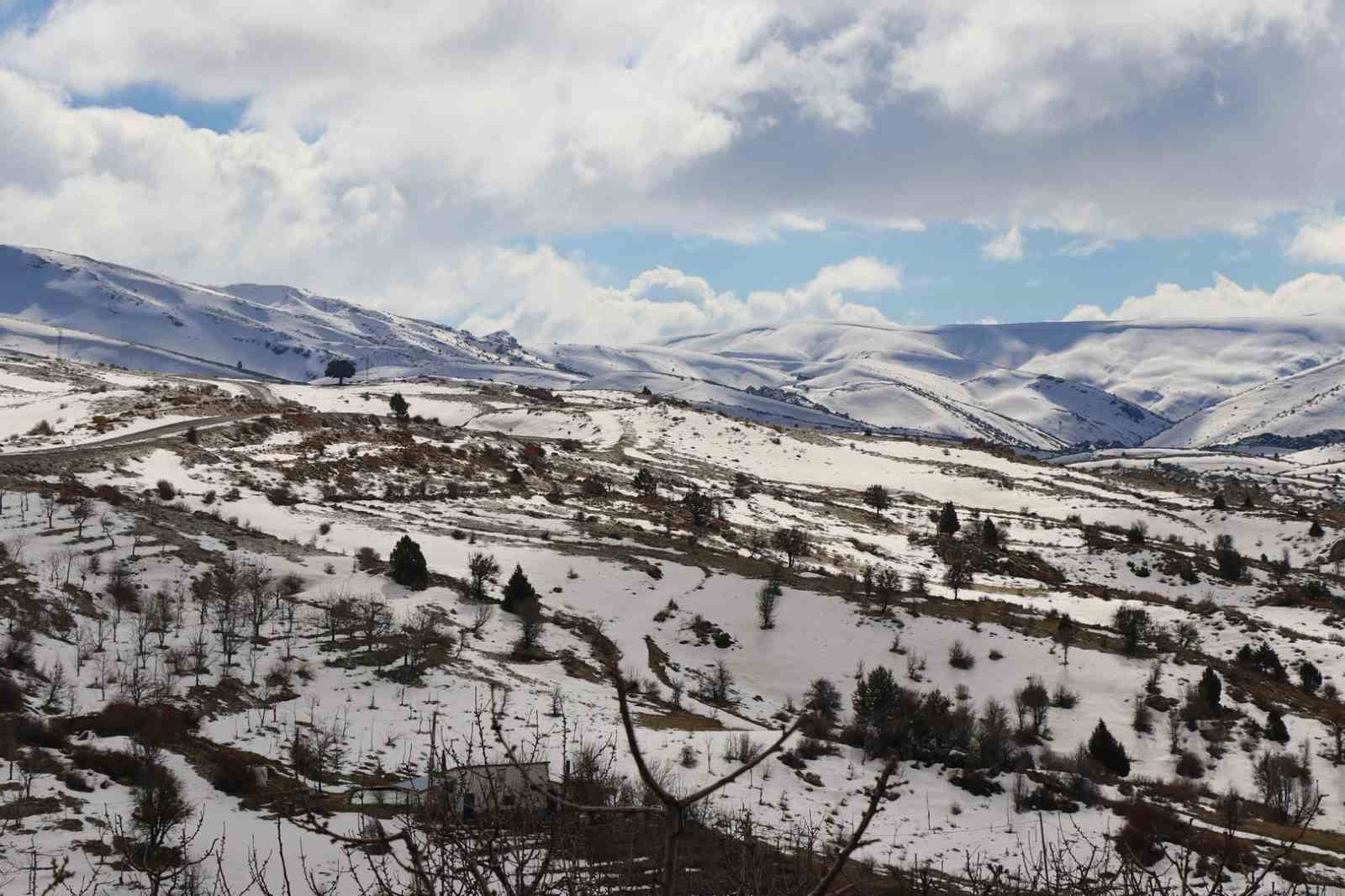 Konya’da eriyen kar suları Göksu Nehri’ni coşturdu
