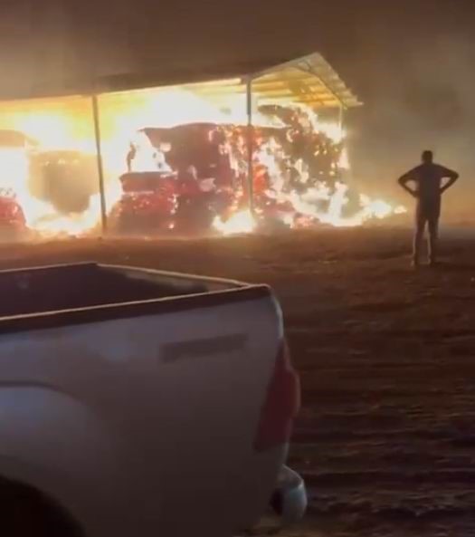 Konya’da fırtınada ev ve çiftlikteki saman balyaları alev alev yandı
