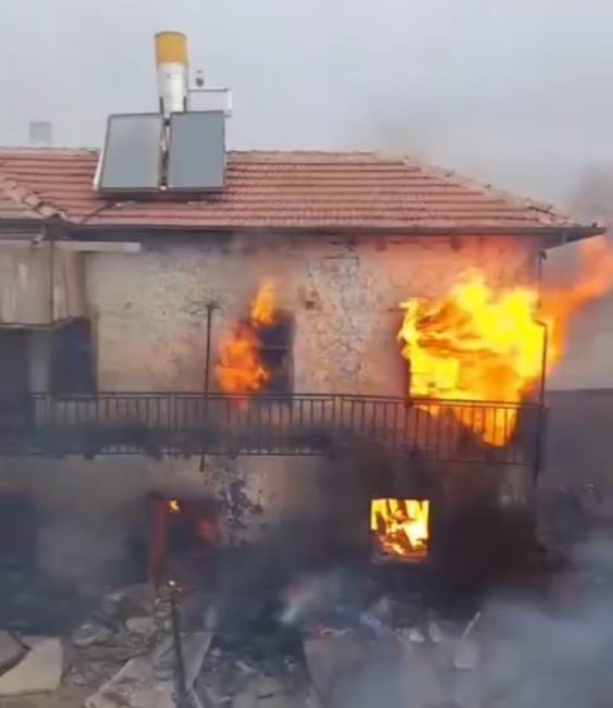 Konya’da fırtınada ev ve çiftlikteki saman balyaları alev alev yandı
