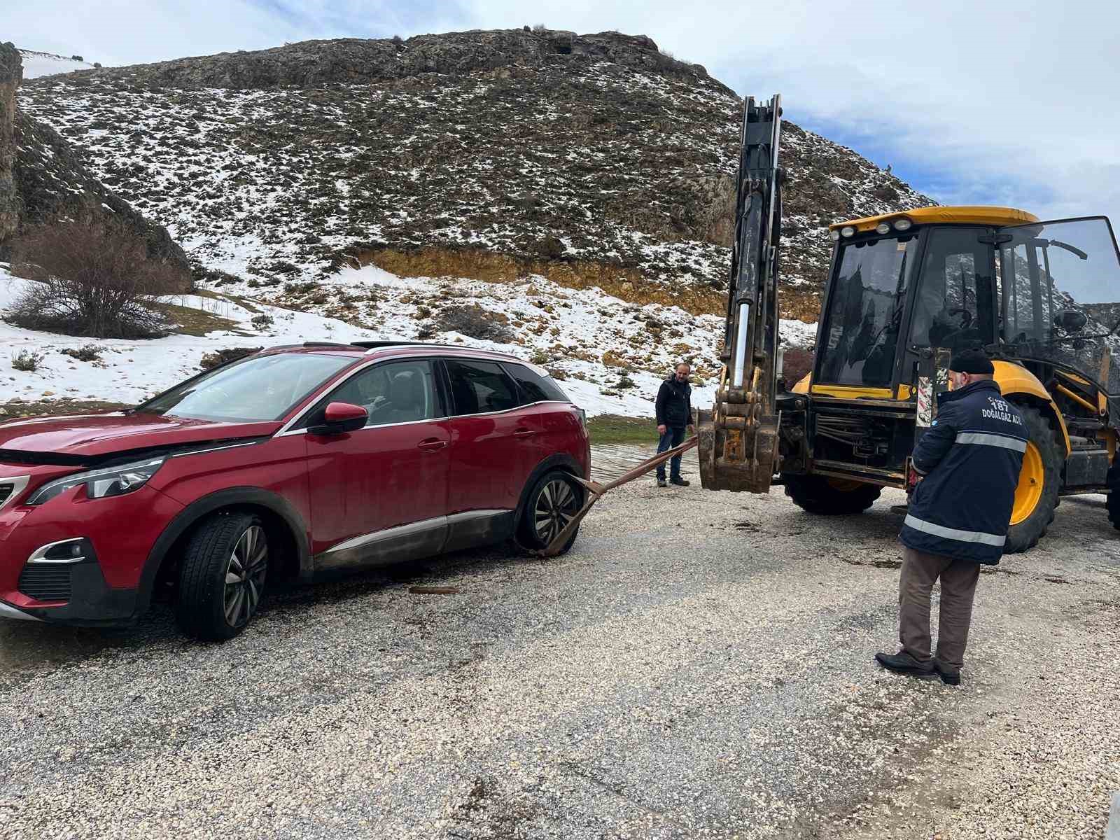 Konya’da göle dönen yayla yolunda araçta mahsur kalan aile kurtarıldı
