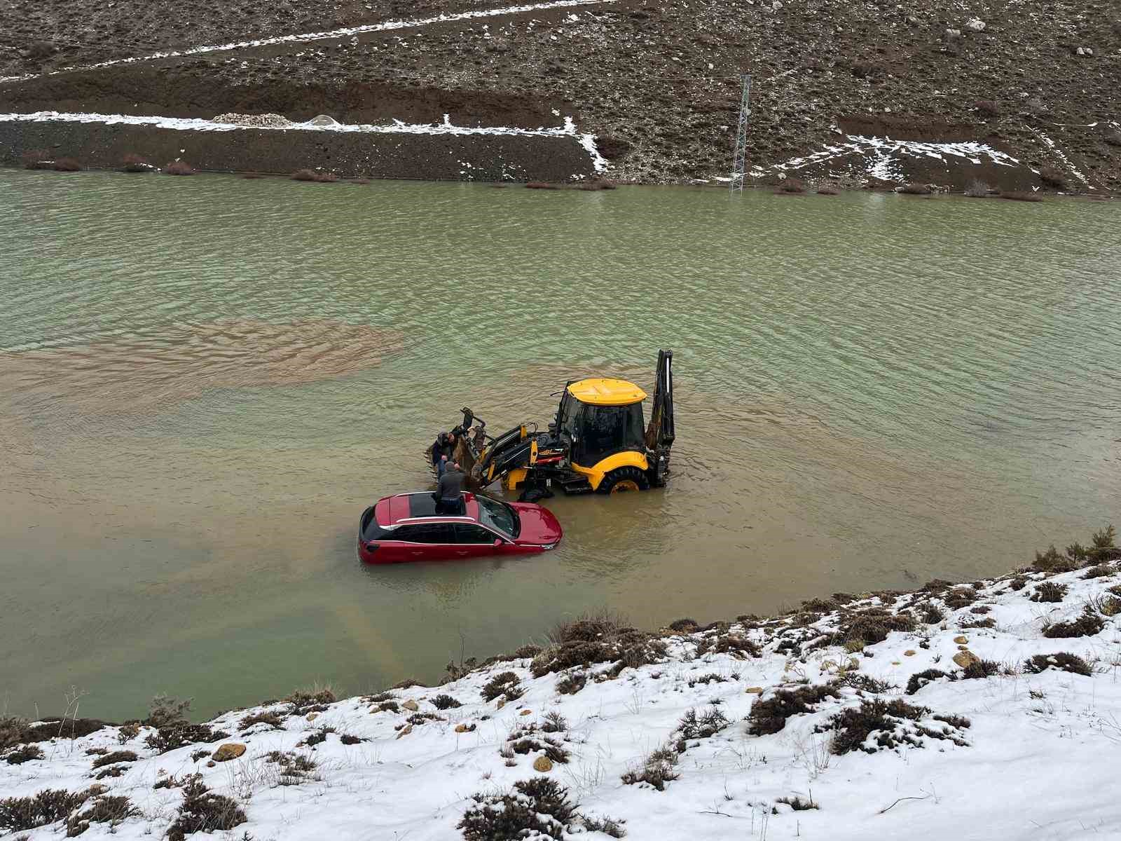 Konya’da göle dönen yayla yolunda araçta mahsur kalan aile kurtarıldı

