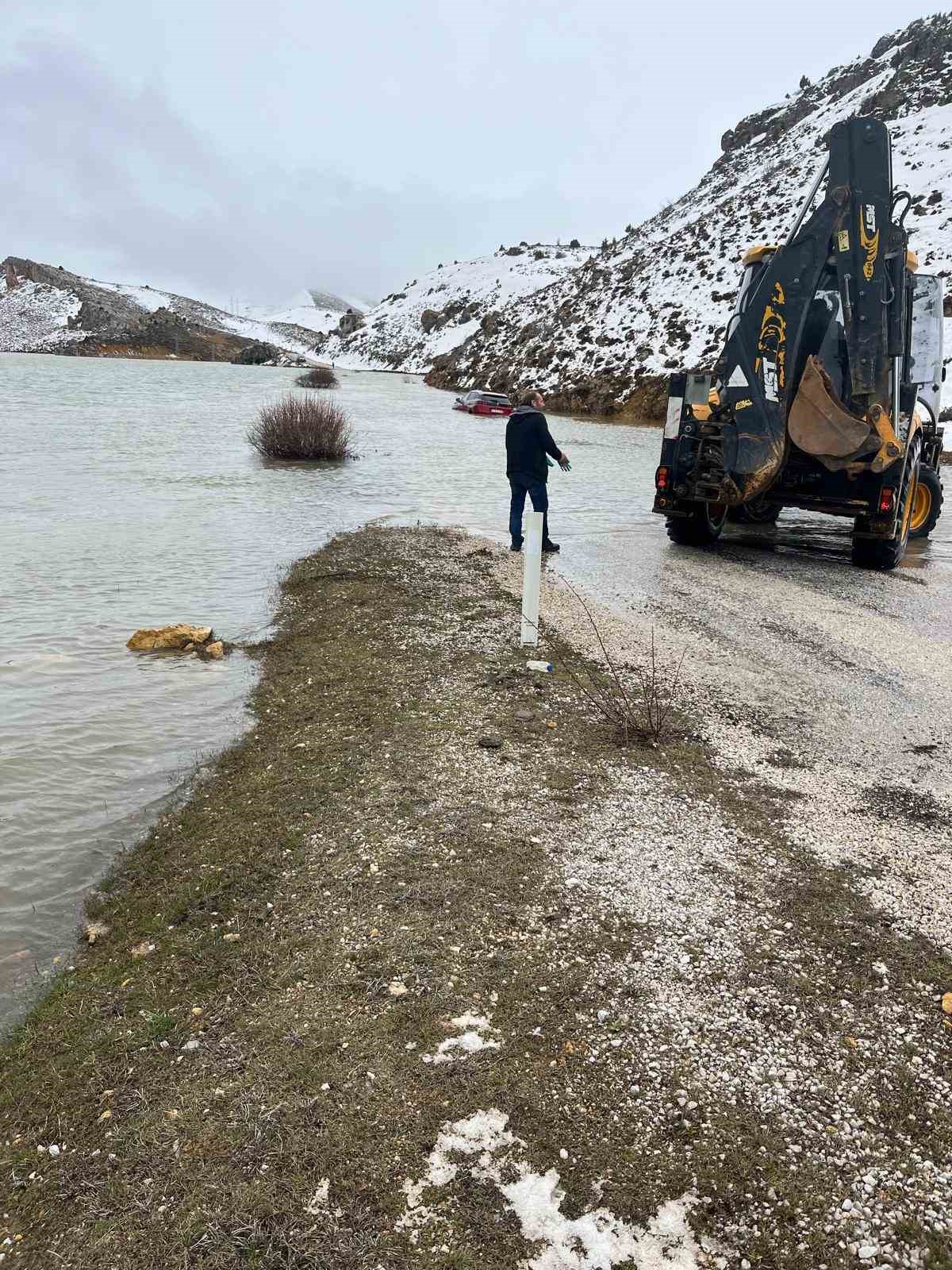 Konya’da göle dönen yayla yolunda araçta mahsur kalan aile kurtarıldı
