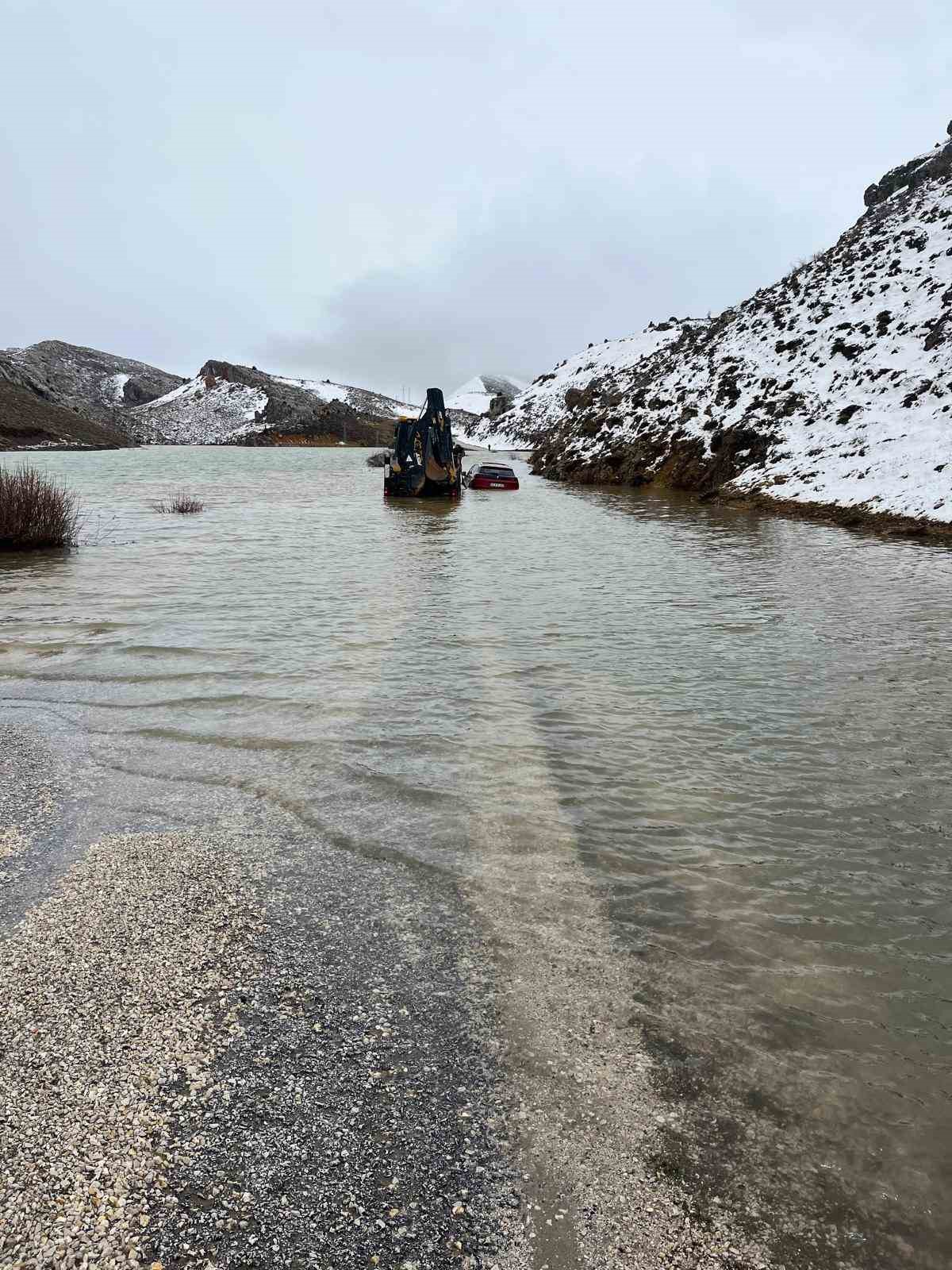 Konya’da göle dönen yayla yolunda araçta mahsur kalan aile kurtarıldı
