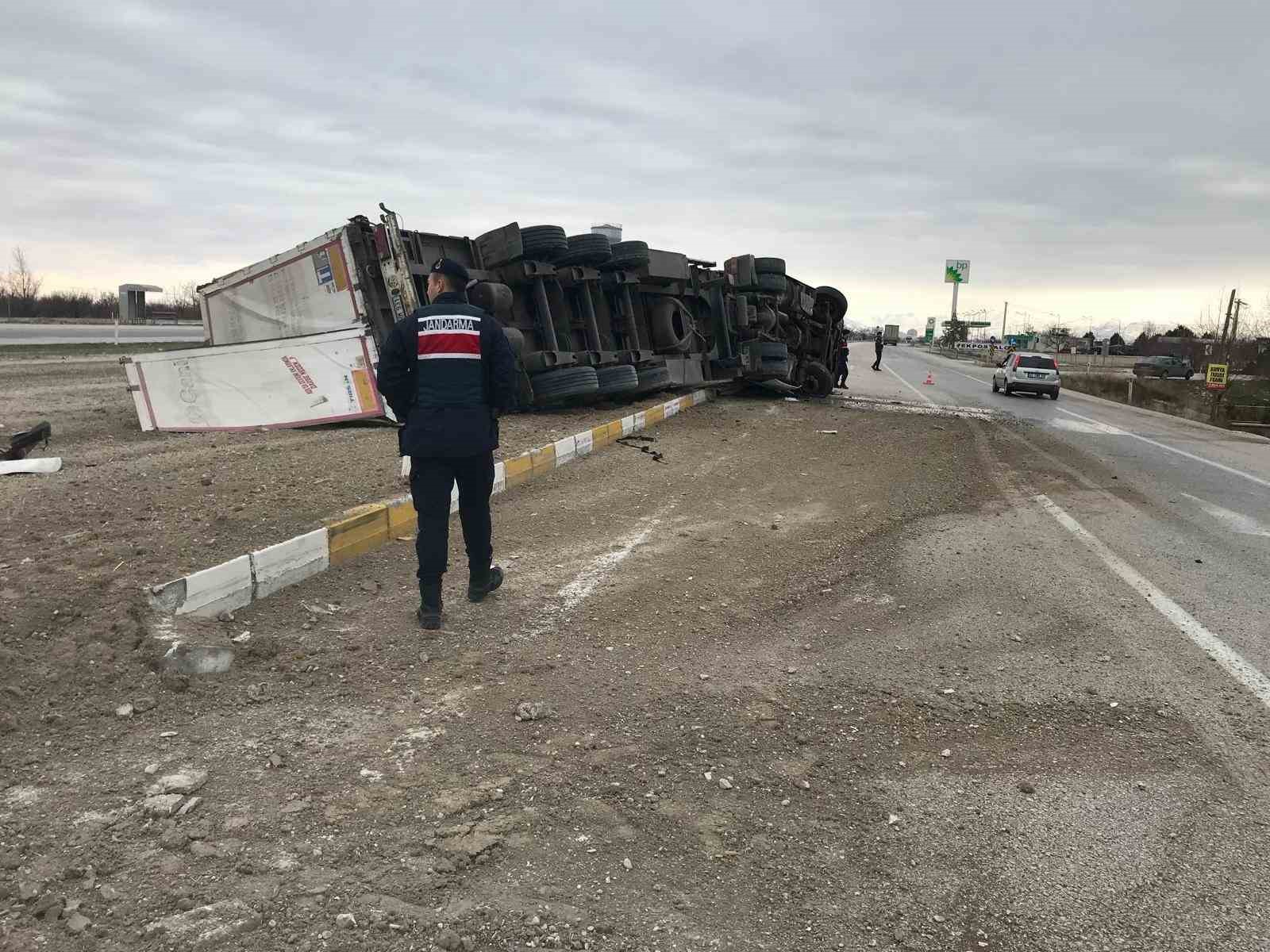 Konya’da iplik yüklü tır devrildi: 1 yaralı
