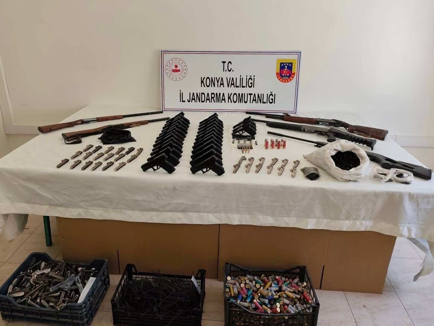 Konya’da jandarma çok sayıda silah ve silah parçası ele geçirdi: 3 tutuklama
