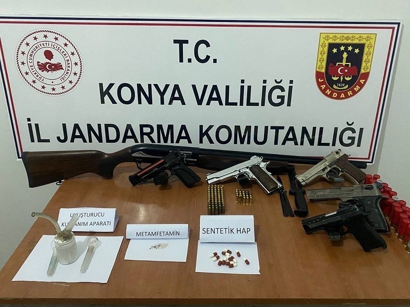 Konya’da jandarma çok sayıda silah ve silah parçası ele geçirdi: 3 tutuklama

