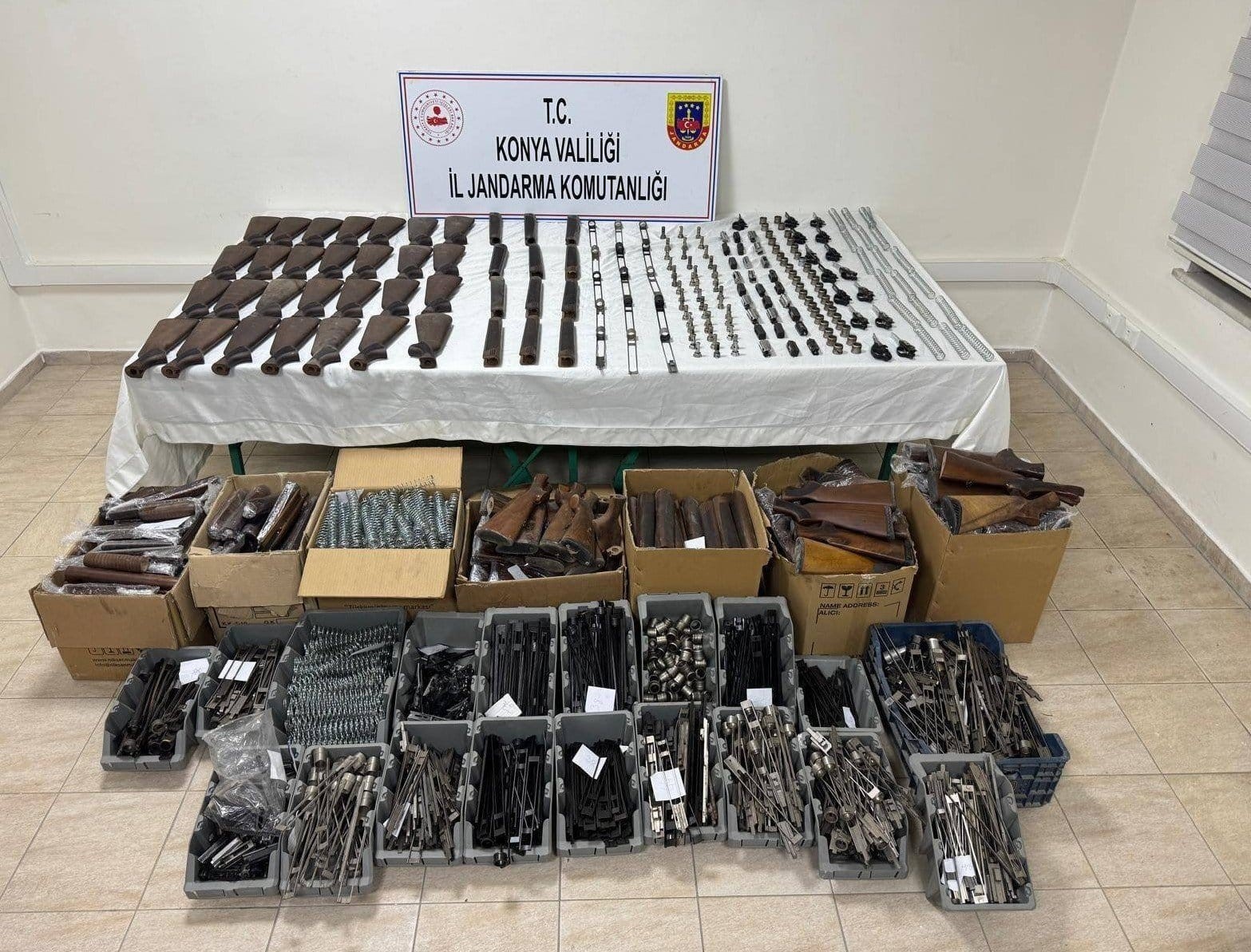 Konya’da jandarmadan 7 ayrı silah operasyonu: 3 tutuklama
Konya’da jandarmadan 7 ayrı silah operasyonu: 3 tutuklama