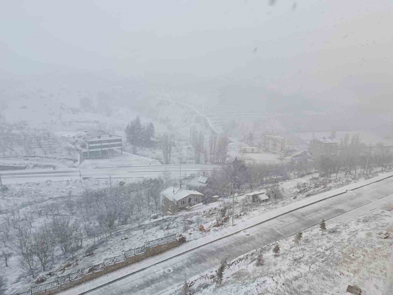 Konya’da kar yağışı ilçeyi beyaza bürüdü
