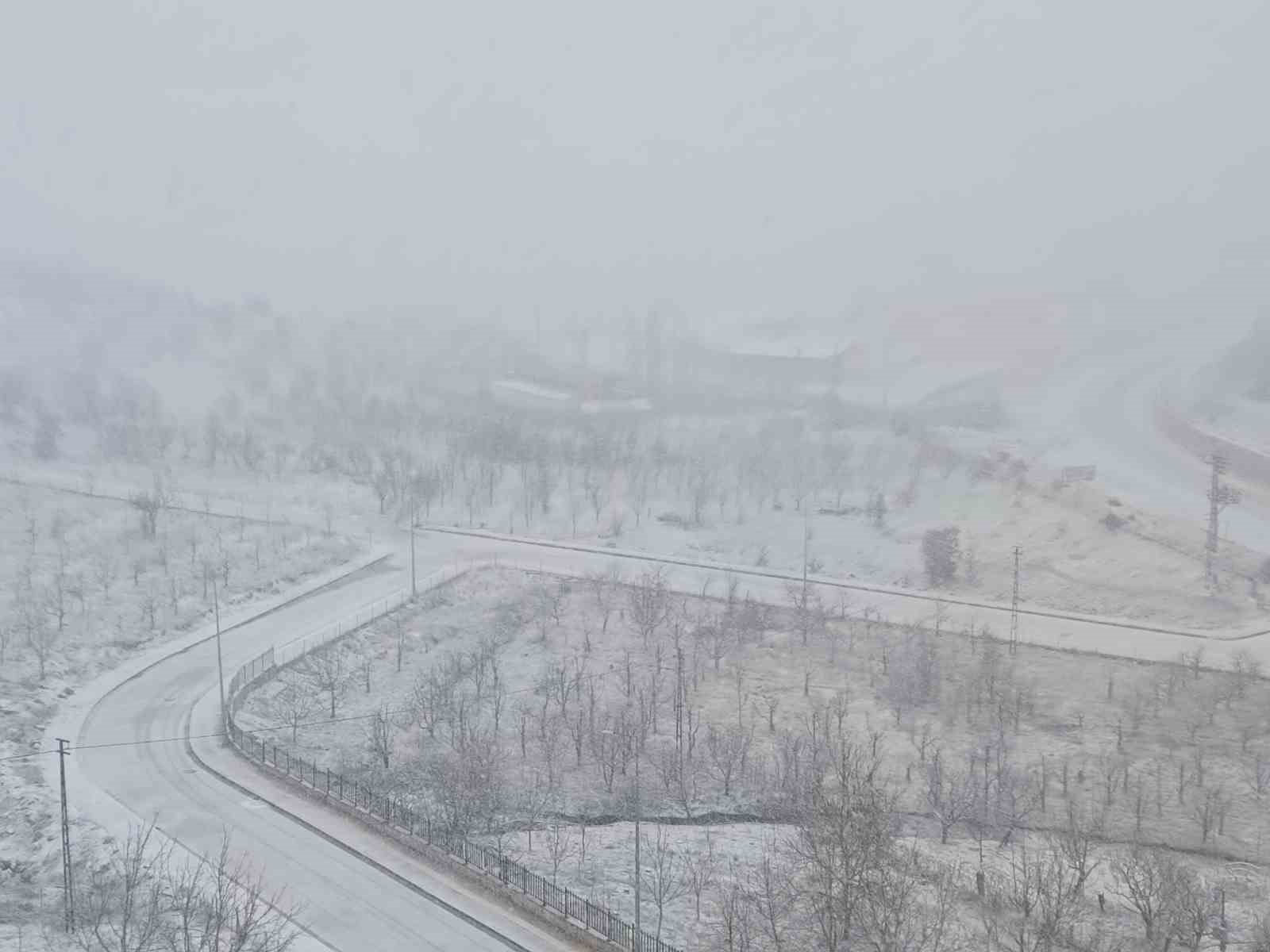 Konya’da kar yağışı ilçeyi beyaza bürüdü
