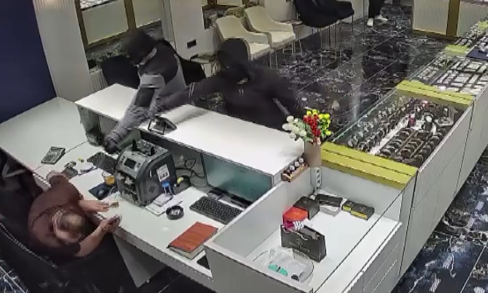 Konya’da maskeli soyguncuların hedefi olan kuyumcu o anları anlattı
