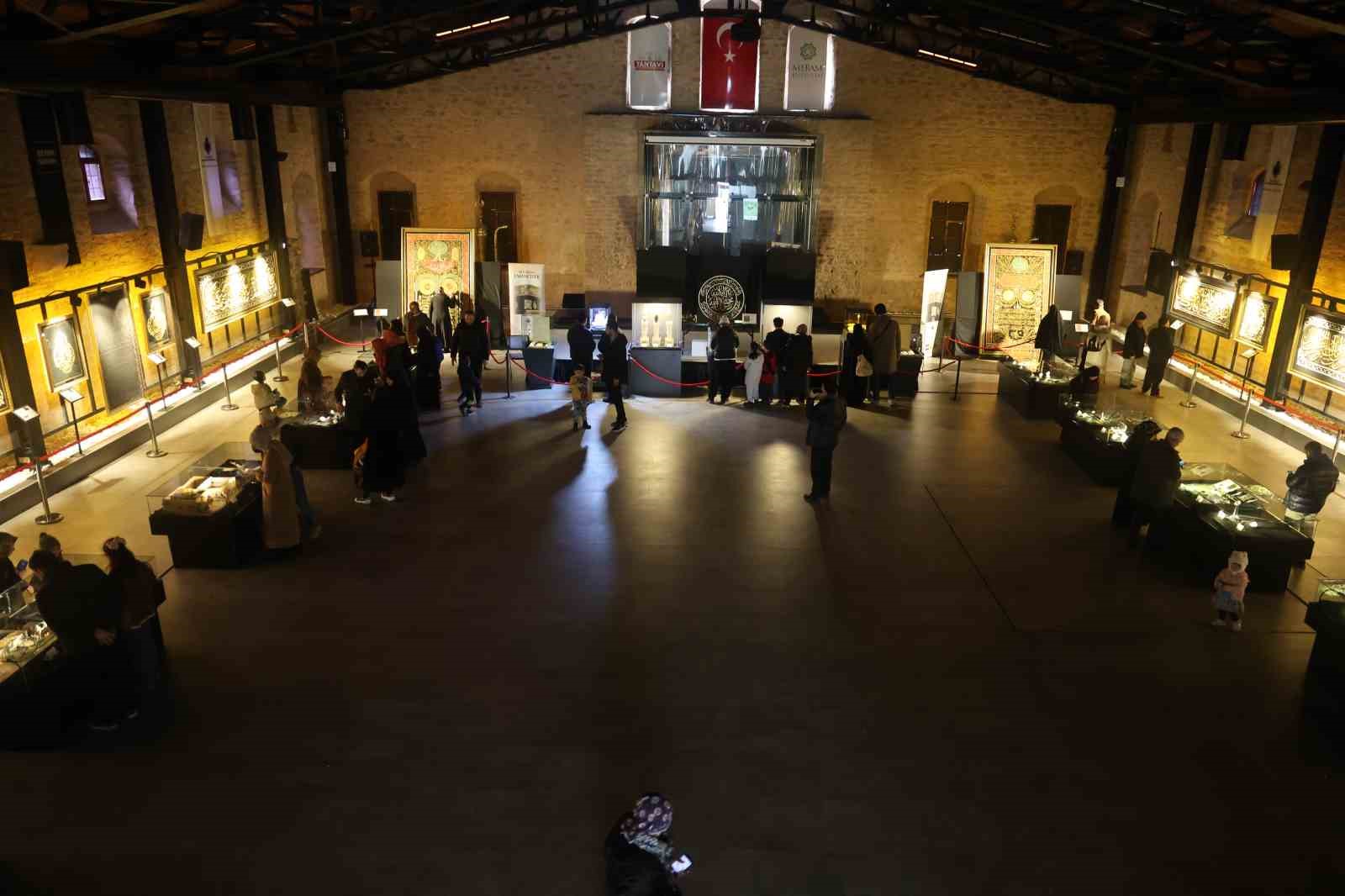 Konya’da Mukaddes Emanetler sergisine yoğun ilgi
