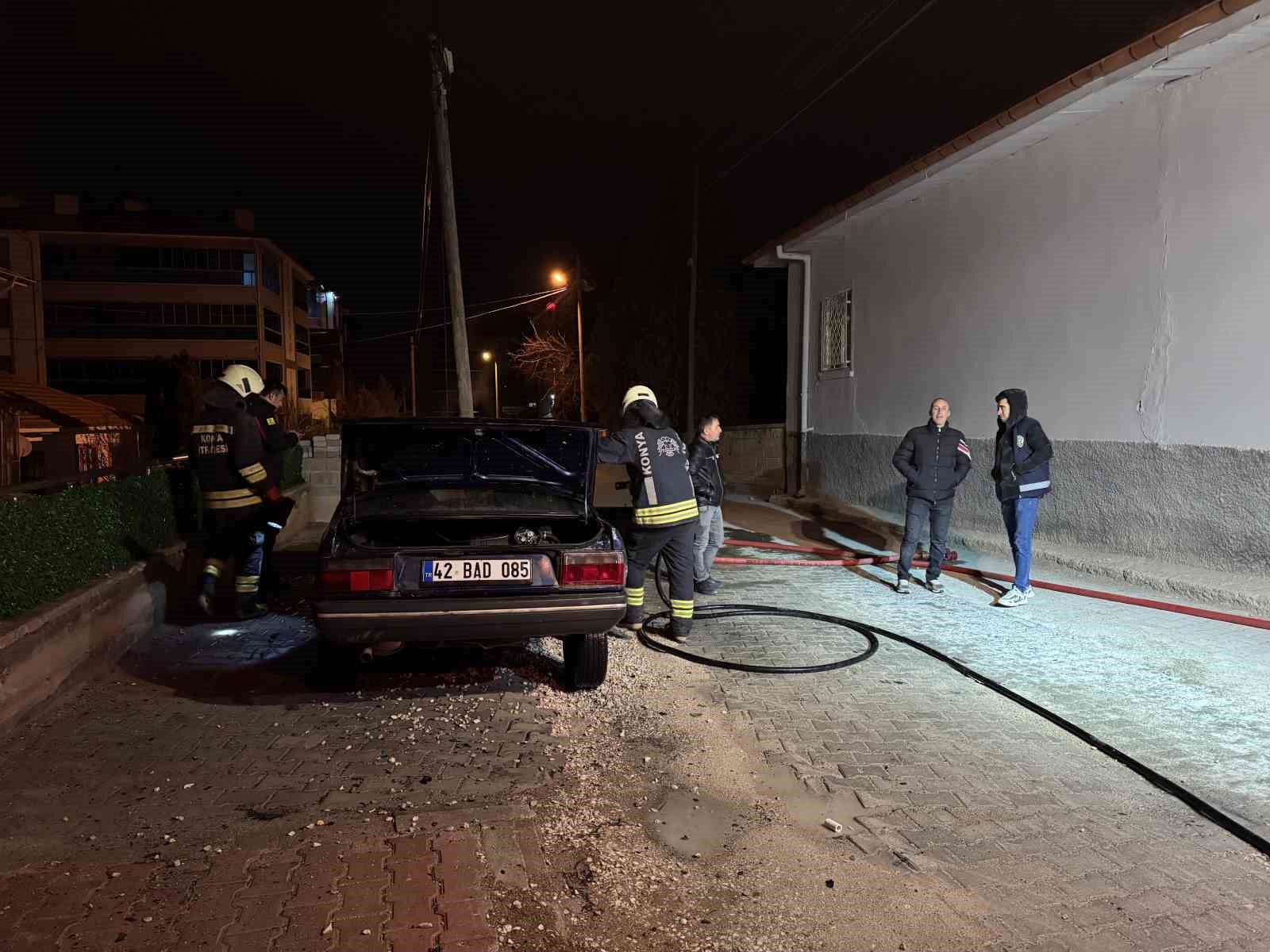 Konya’da park halindeki otomobil alev alev yandı
