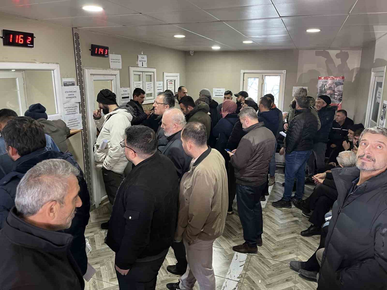 Konya’da plaka basım yoğunluğu devam ediyor
Konya’da plaka basım yoğunluğu devam ediyor