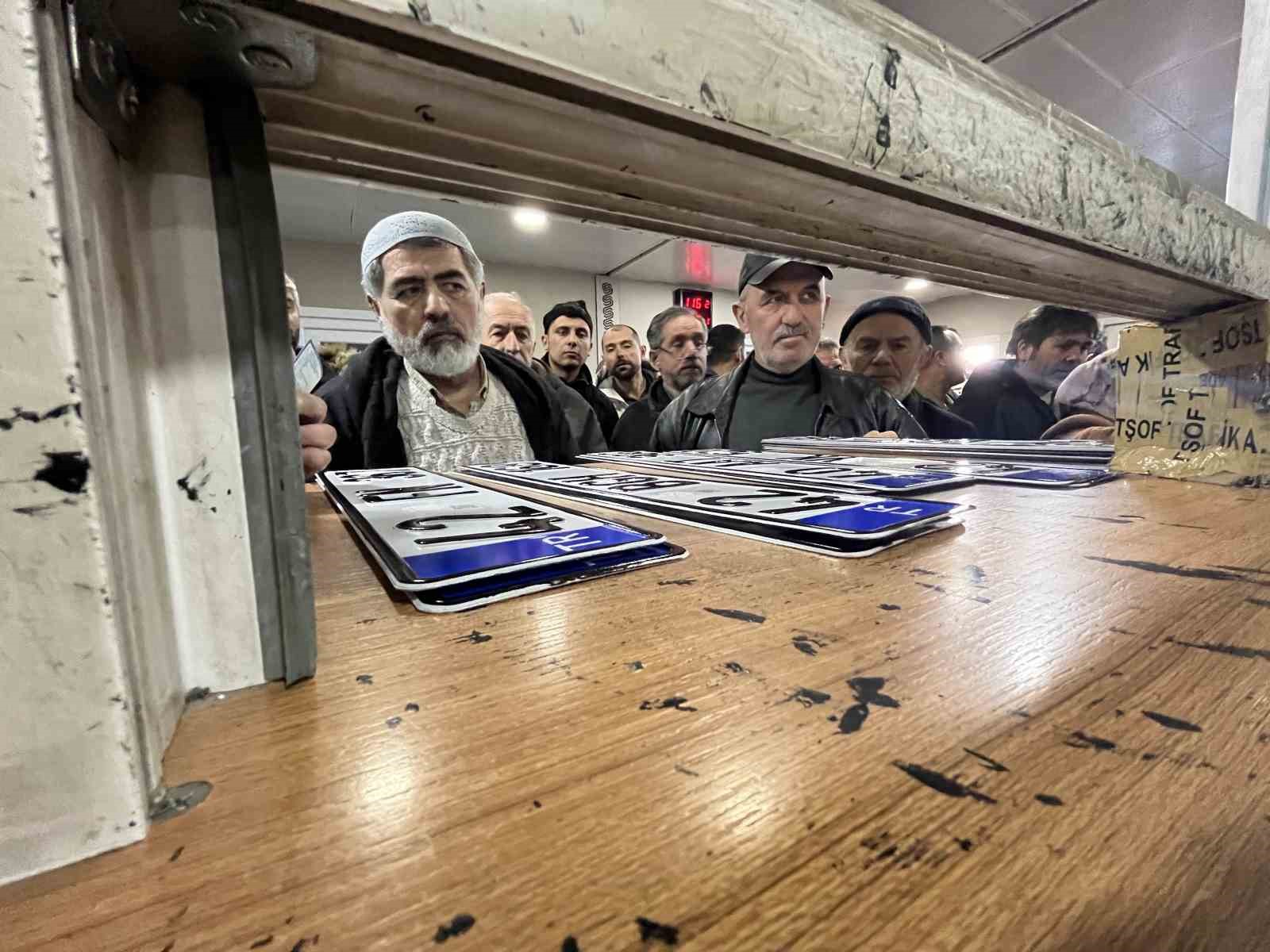 Konya’da plaka basım yoğunluğu devam ediyor
Konya’da plaka basım yoğunluğu devam ediyor