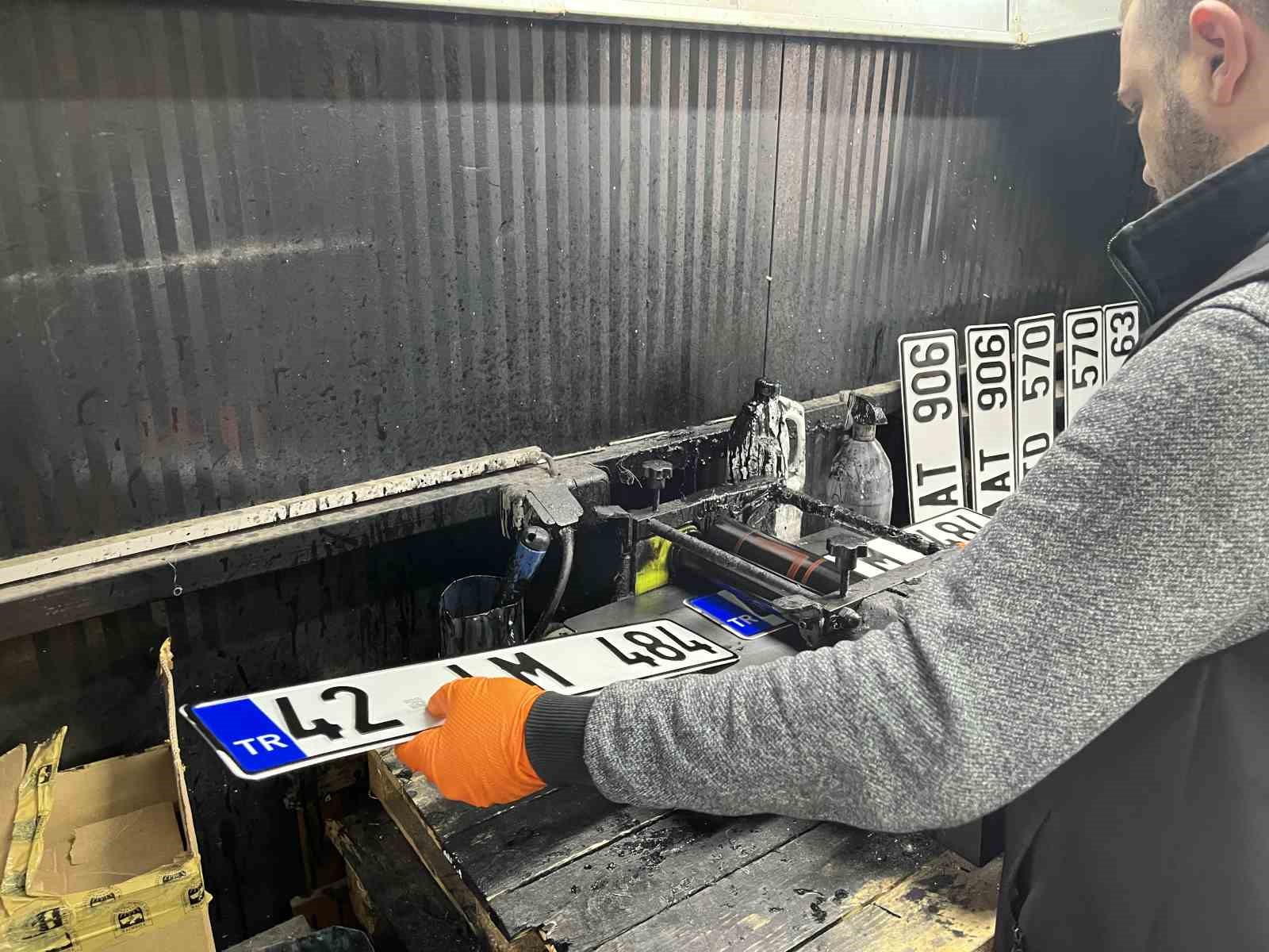 Konya’da plaka basım yoğunluğu devam ediyor
Konya’da plaka basım yoğunluğu devam ediyor