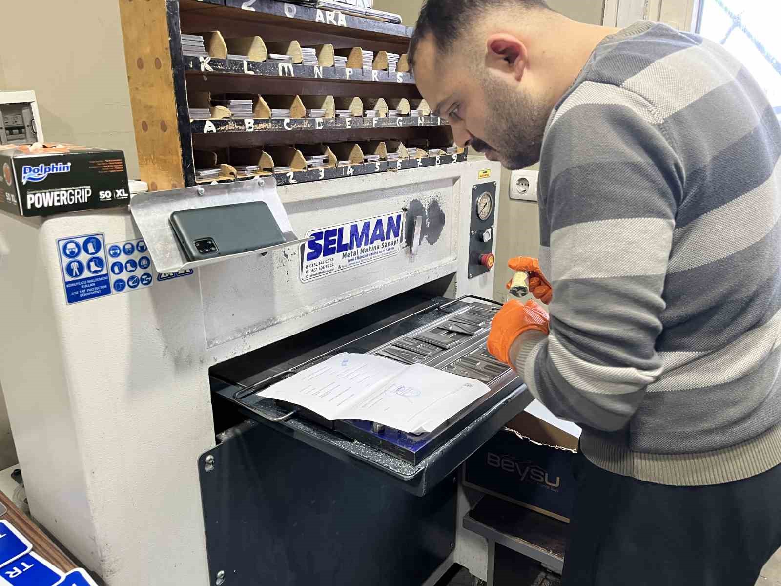 Konya’da plaka basım yoğunluğu devam ediyor
Konya’da plaka basım yoğunluğu devam ediyor