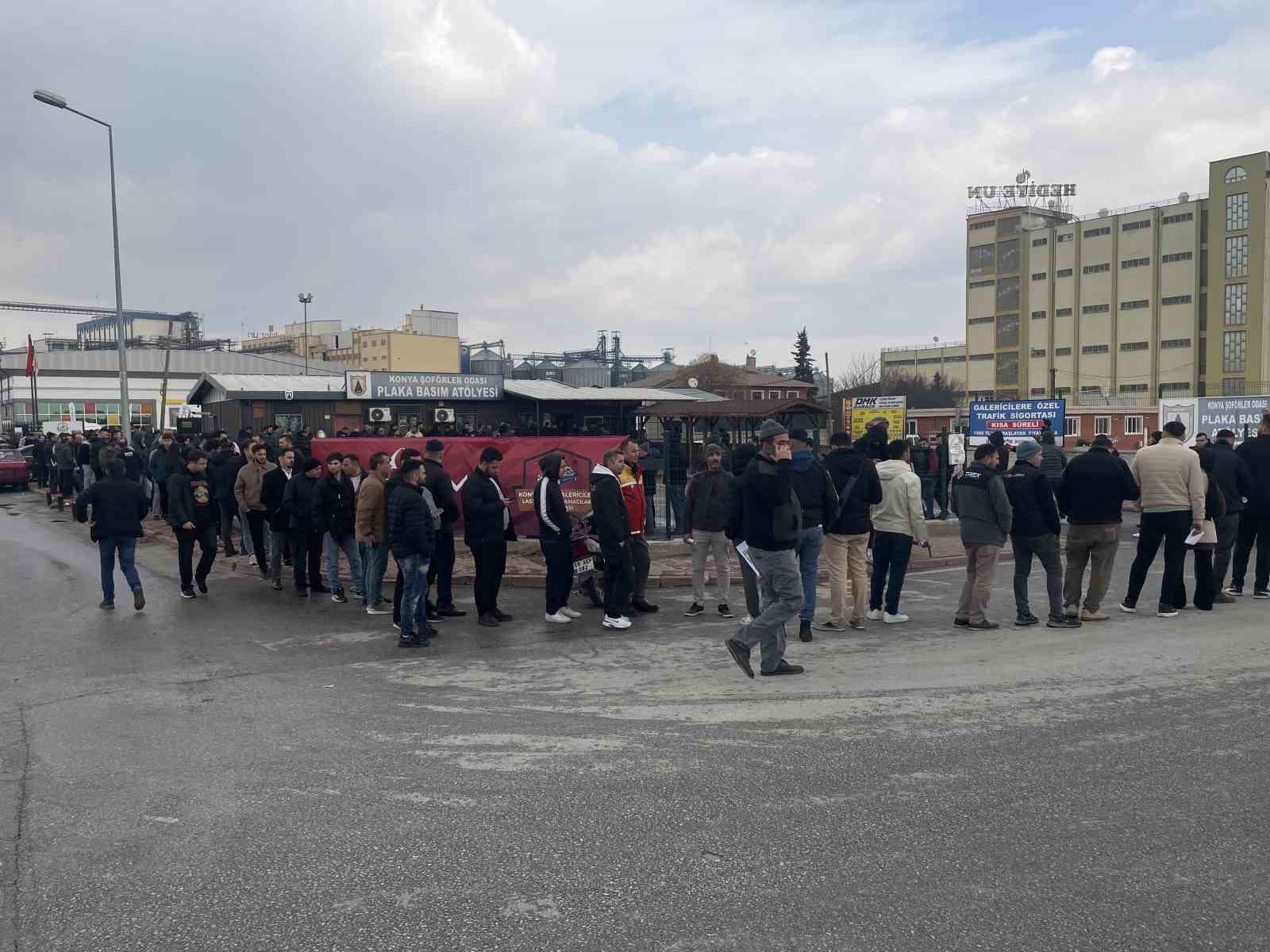 Konya’da plaka değiştirme kuyruğu
