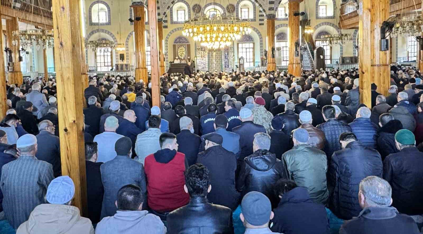 Konya’da Ramazan ayının son cuma namazı kılındı
