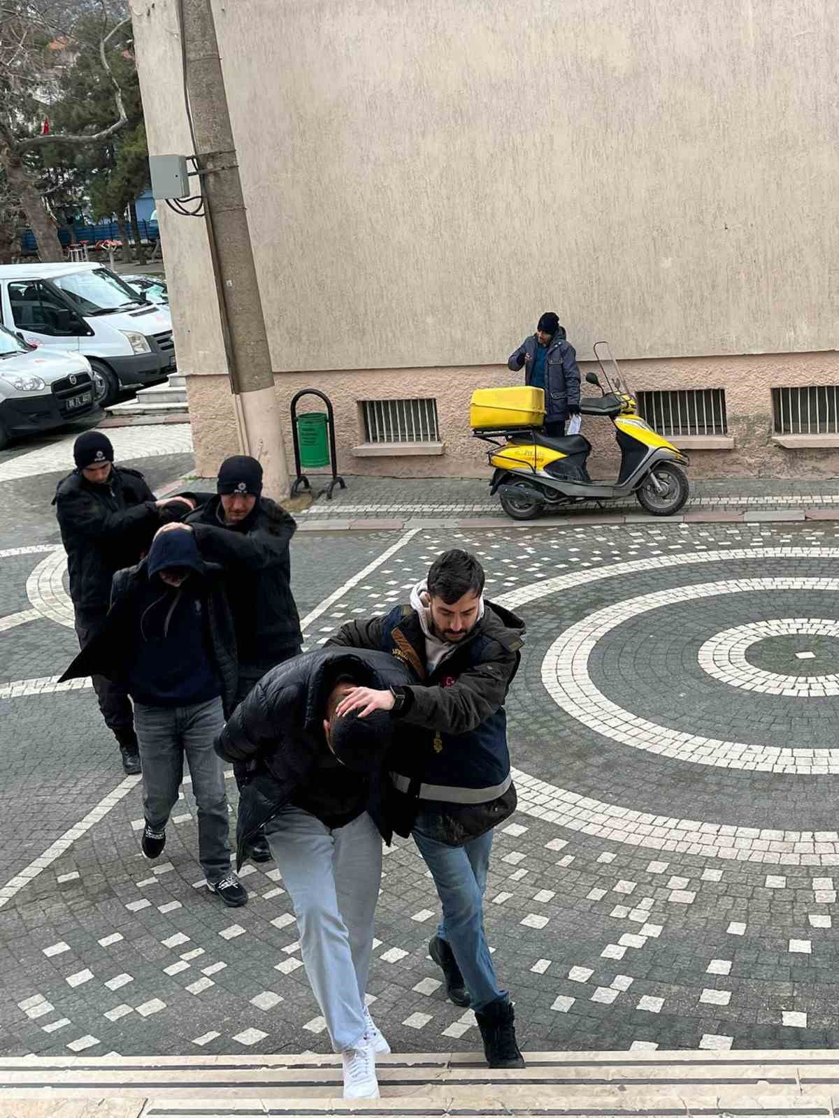 Konya’da sahte bahis dolandırıcılığı operasyonu: 2 tutuklama
Konya’da sahte bahis dolandırıcılığı operasyonu: 2 tutuklama