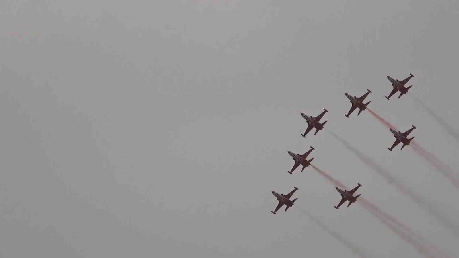 Konya’da SOLOTÜRK ve Türk Yıldızları’ndan öğrencilere 23 Nisan gösterisi
