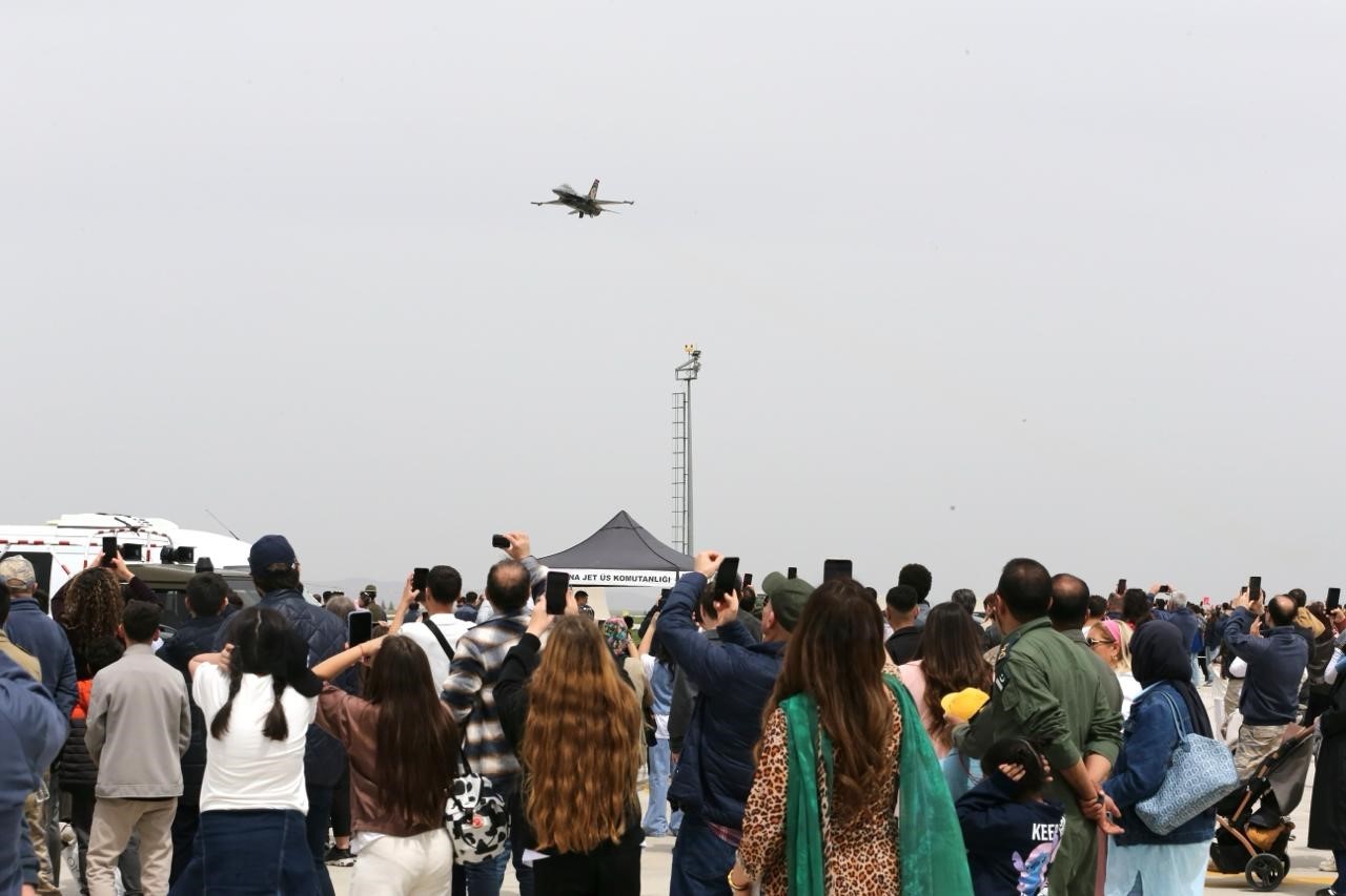 Konya’da SOLOTÜRK ve Türk Yıldızları’ndan öğrencilere 23 Nisan gösterisi
