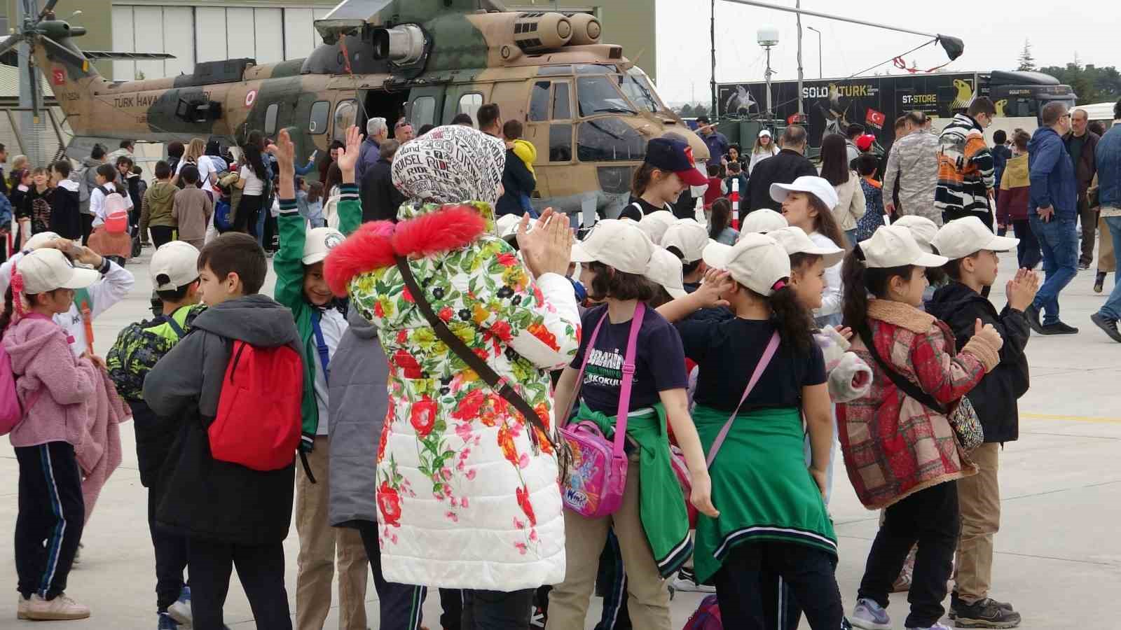 Konya’da SOLOTÜRK ve Türk Yıldızları’ndan öğrencilere 23 Nisan gösterisi
