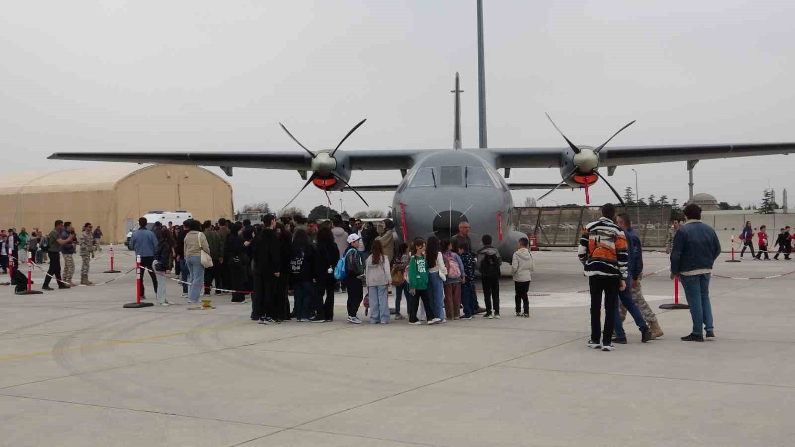 Konya’da SOLOTÜRK ve Türk Yıldızları’ndan öğrencilere 23 Nisan gösterisi
