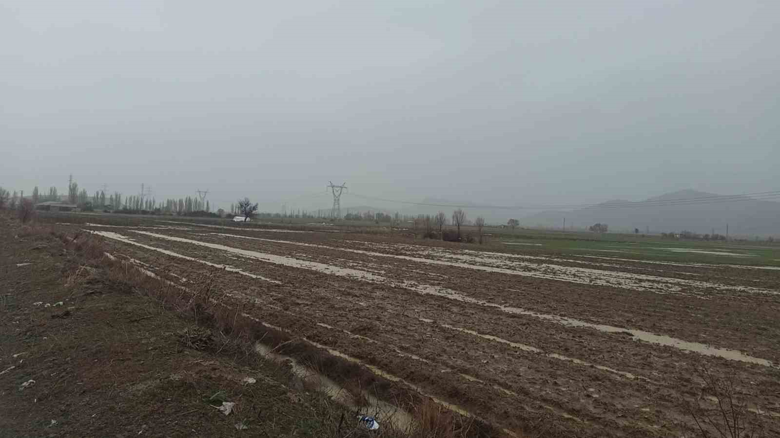 Konya’da yağış sonrası sel dereleri taşırdı
