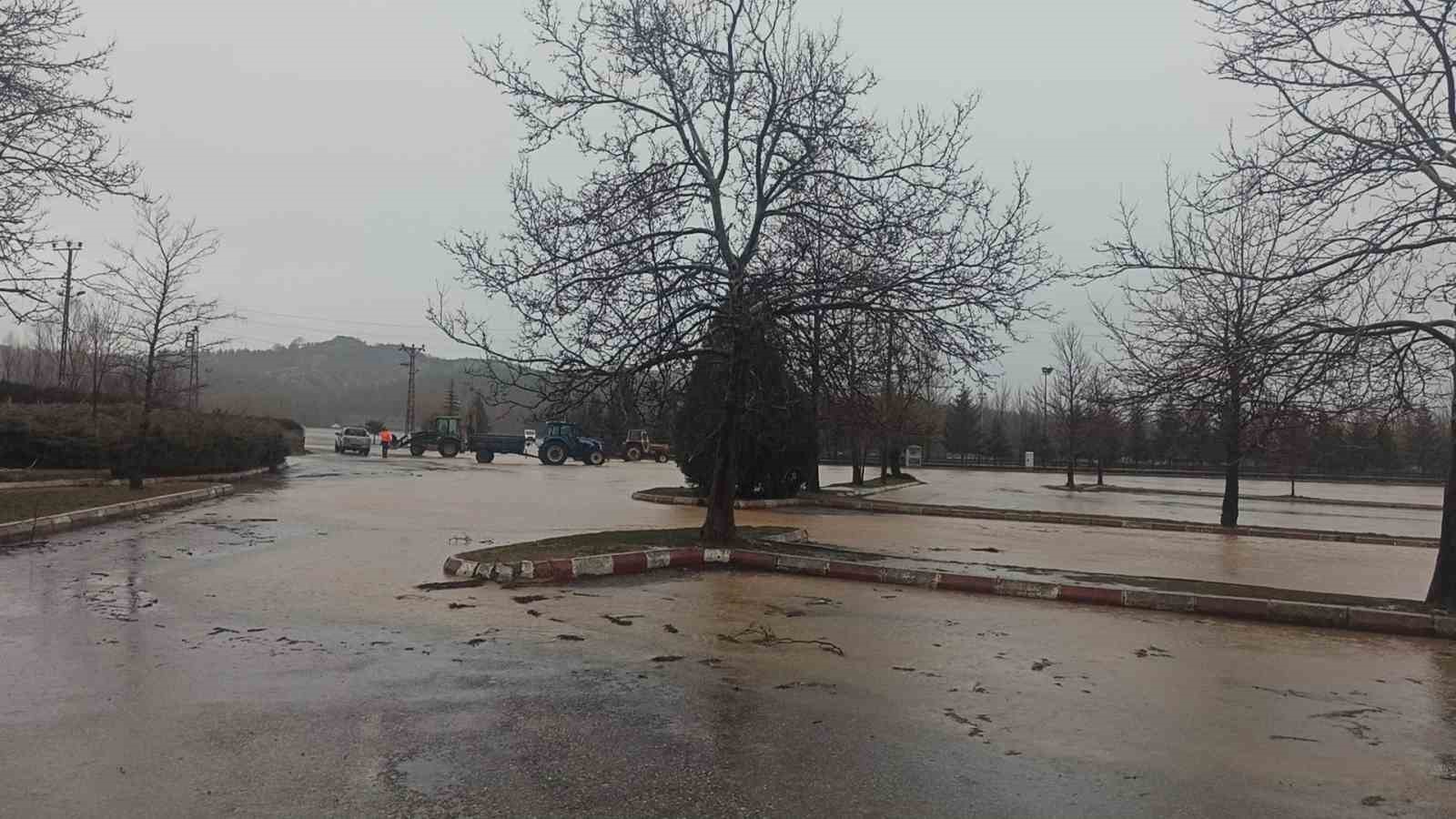 Konya’da yağış sonrası sel dereleri taşırdı

