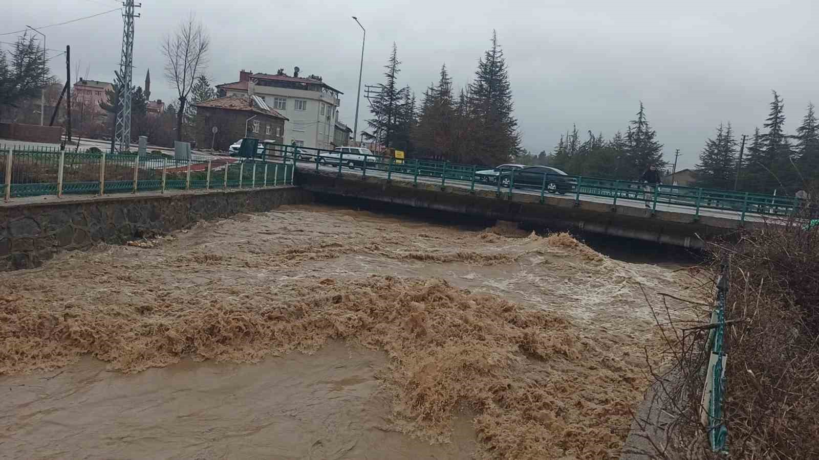 Konya’da yağış sonrası sel dereleri taşırdı
