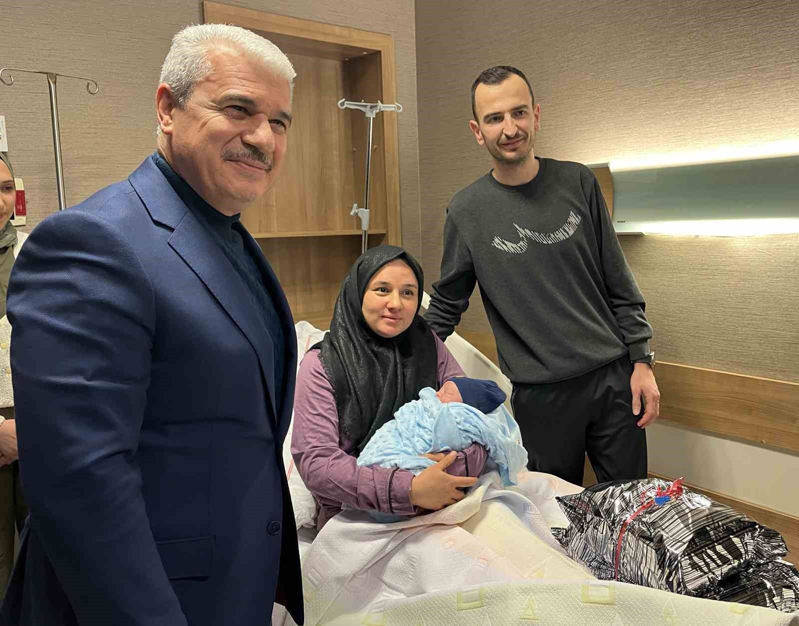 Konya’da yeni yılın ilk bebeği Alparslan bebek oldu
