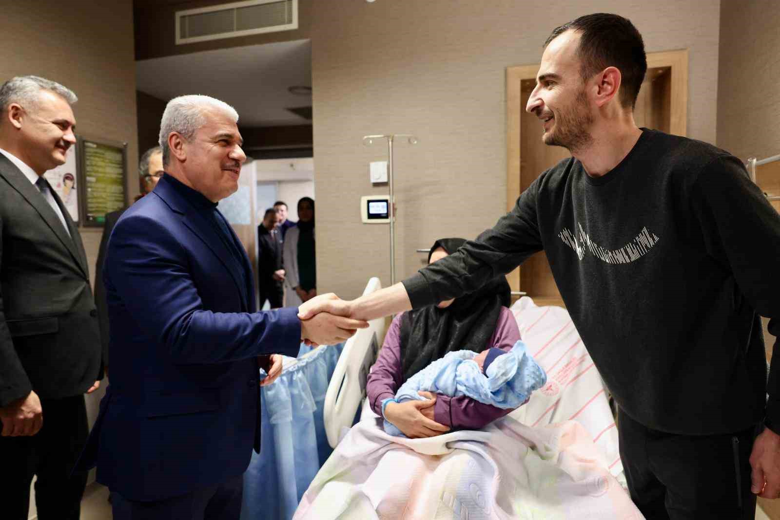 Konya’da yeni yılın ilk bebeği Alparslan bebek oldu
