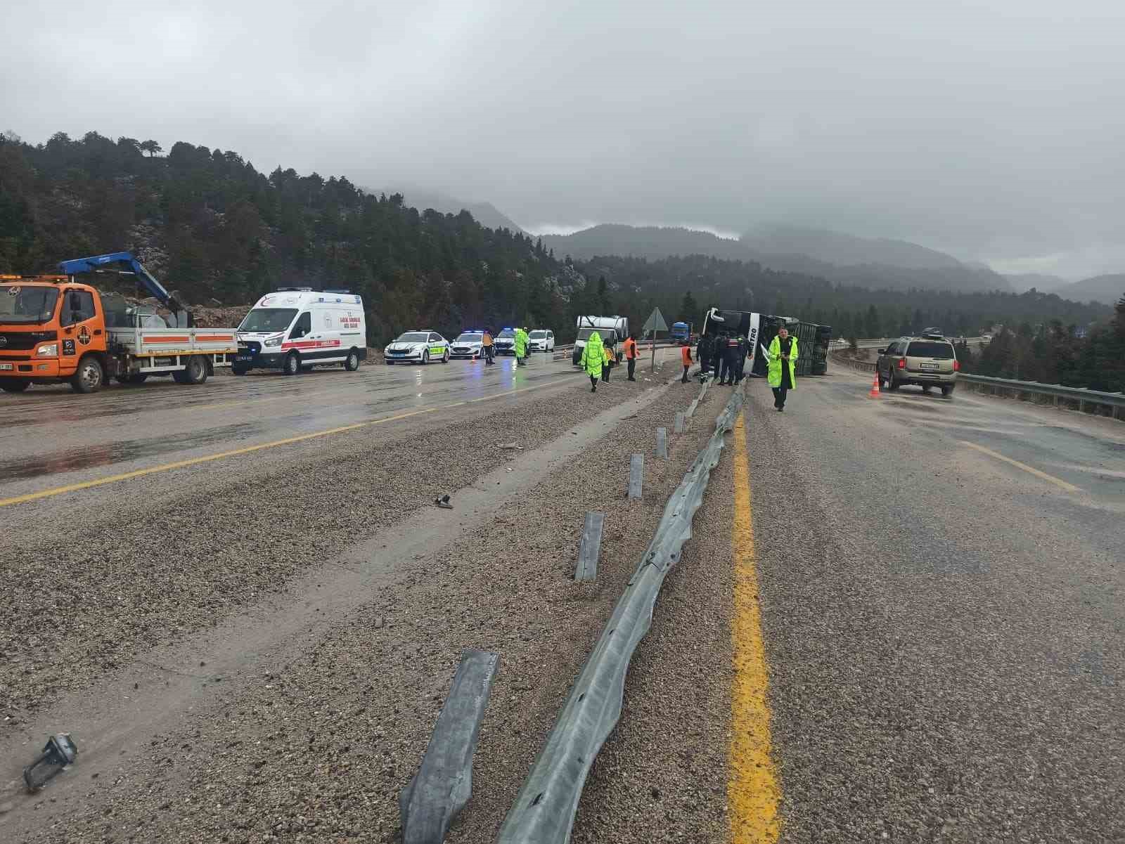 Konya’da yolcu otobüsü devrildi: 15 yaralı
