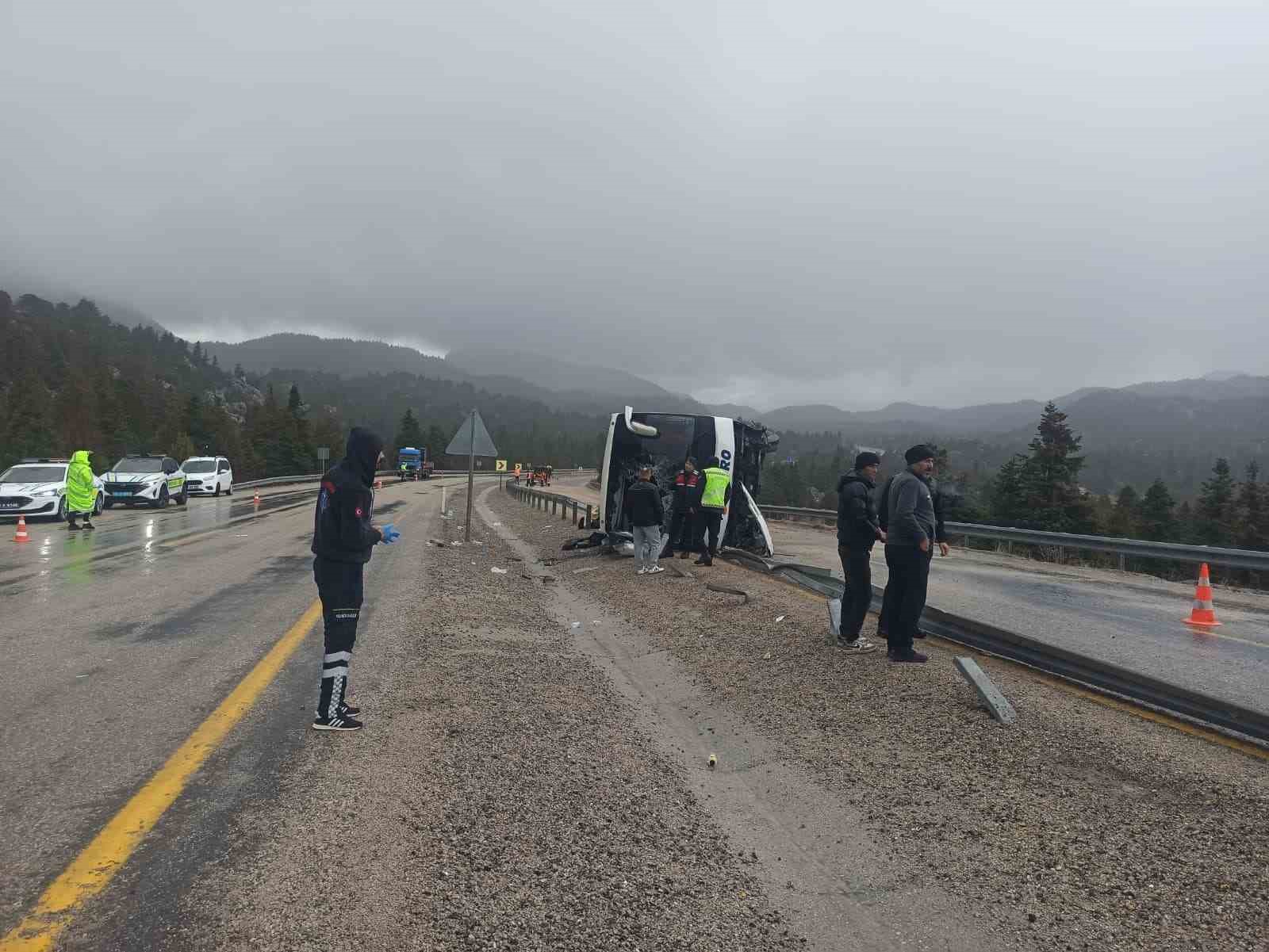 Konya’da yolcu otobüsü devrildi: 15 yaralı
