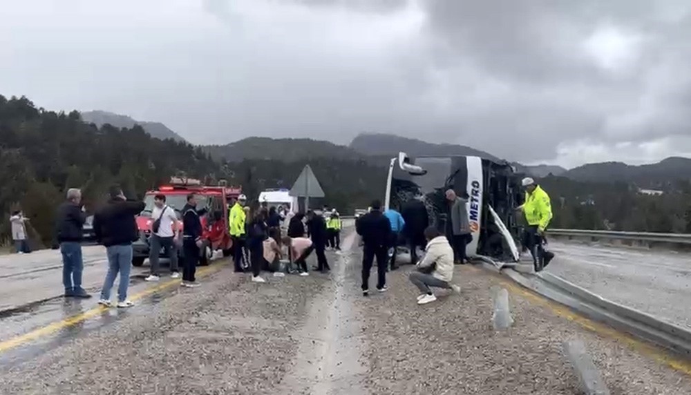 Konya’da yolcu otobüsü devrildi
