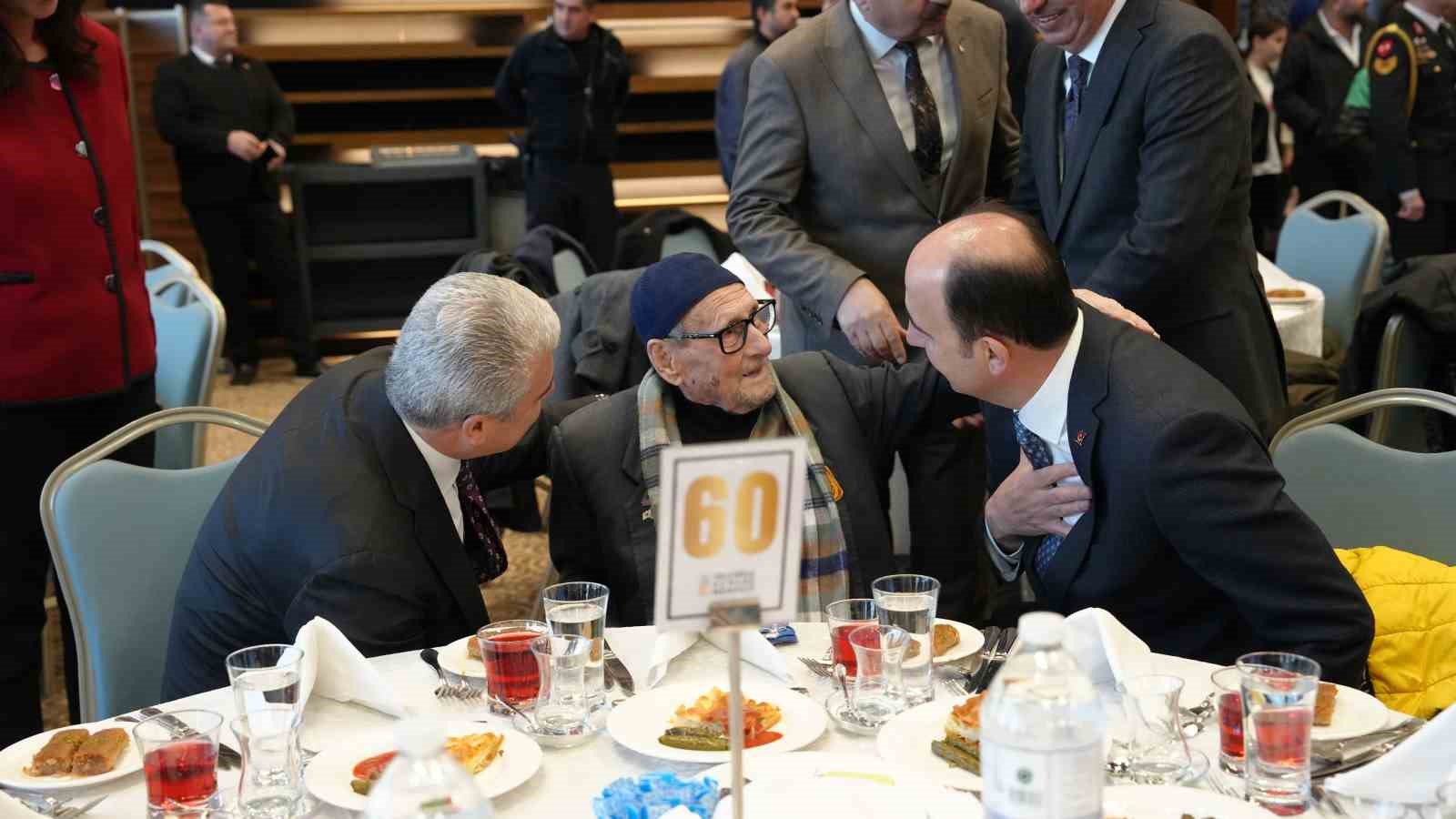 Konya’daki şehit aileleri, gaziler ve gazi yakınları ’Büyük Aile Sofrası’nda buluştu
Konya’daki şehit aileleri, gaziler ve gazi yakınları ’Büyük Aile Sofrası’nda buluştu