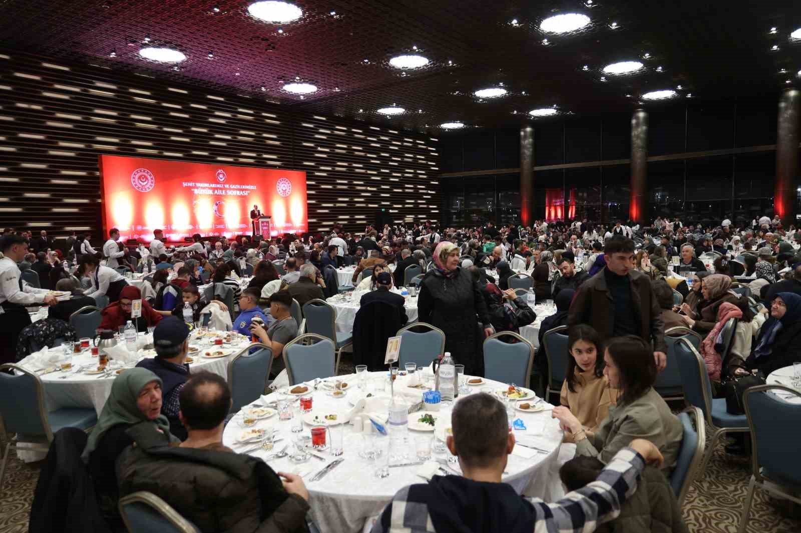 Konya’daki şehit aileleri, gaziler ve gazi yakınları ’Büyük Aile Sofrası’nda buluştu
Konya’daki şehit aileleri, gaziler ve gazi yakınları ’Büyük Aile Sofrası’nda buluştu