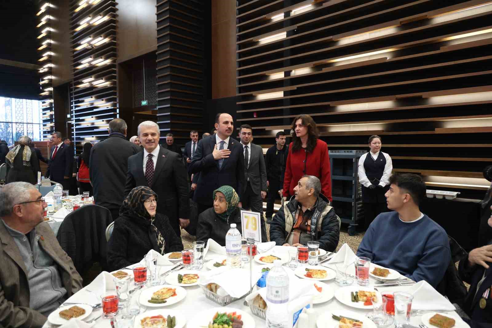 Konya’daki şehit aileleri, gaziler ve gazi yakınları ’Büyük Aile Sofrası’nda buluştu
Konya’daki şehit aileleri, gaziler ve gazi yakınları ’Büyük Aile Sofrası’nda buluştu