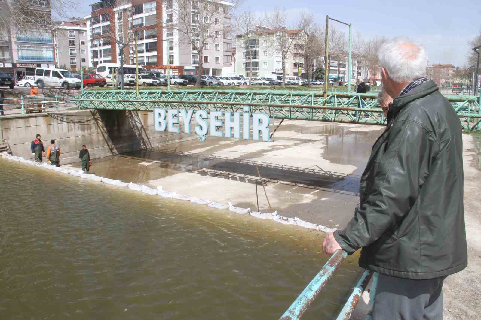Konya’nın ’denizinde’ balıkları kurtarmak için zamanla yarış
