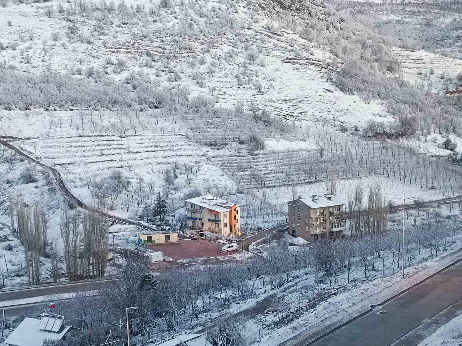 Konya’nın Hadim ilçesi beyaza büründü
