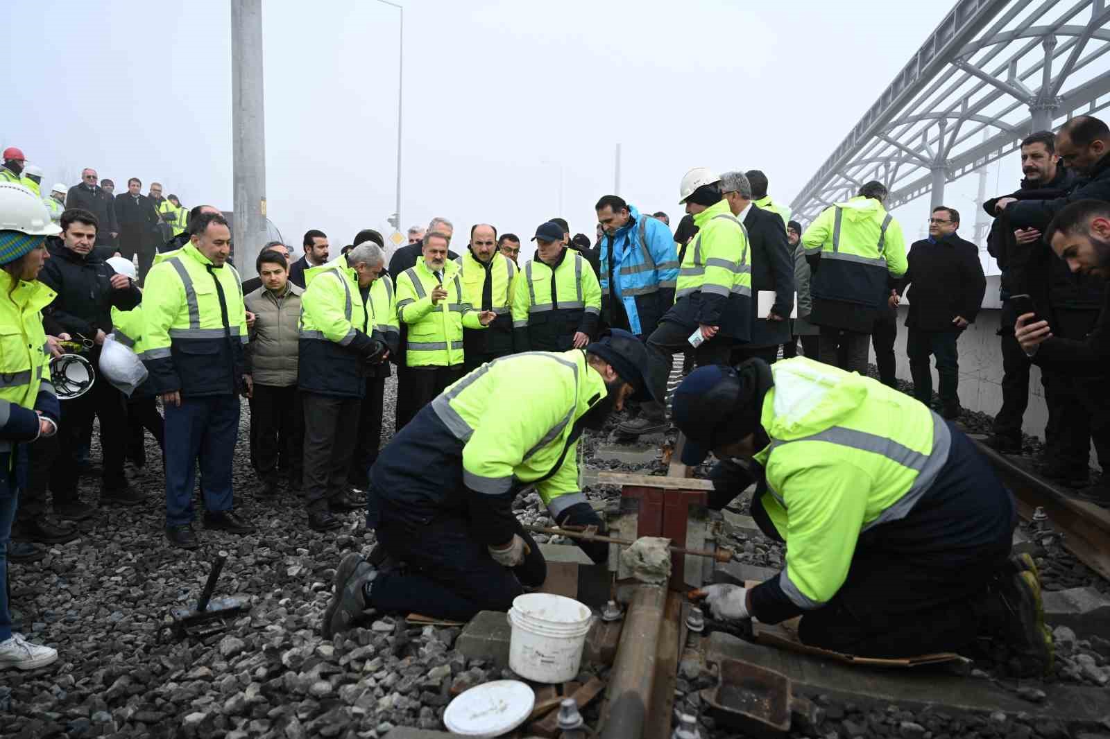 KONYARAY Banliyö Hattı’nda ray birleştirme kaynak programı yapıldı
KONYARAY Banliyö Hattı’nda ray birleştirme kaynak programı yapıldı