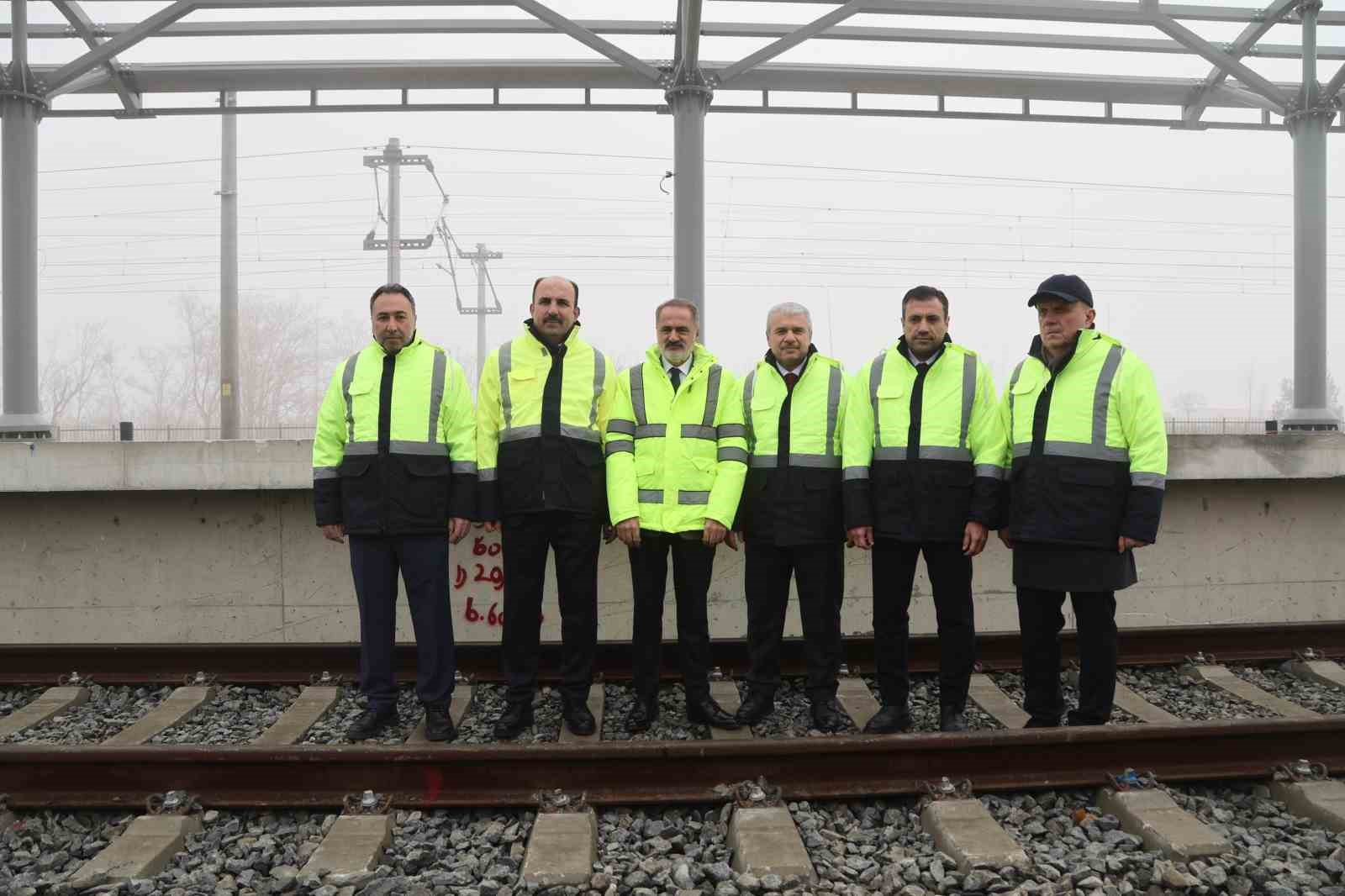 KONYARAY Banliyö Hattı’nda ray birleştirme kaynak programı yapıldı
KONYARAY Banliyö Hattı’nda ray birleştirme kaynak programı yapıldı