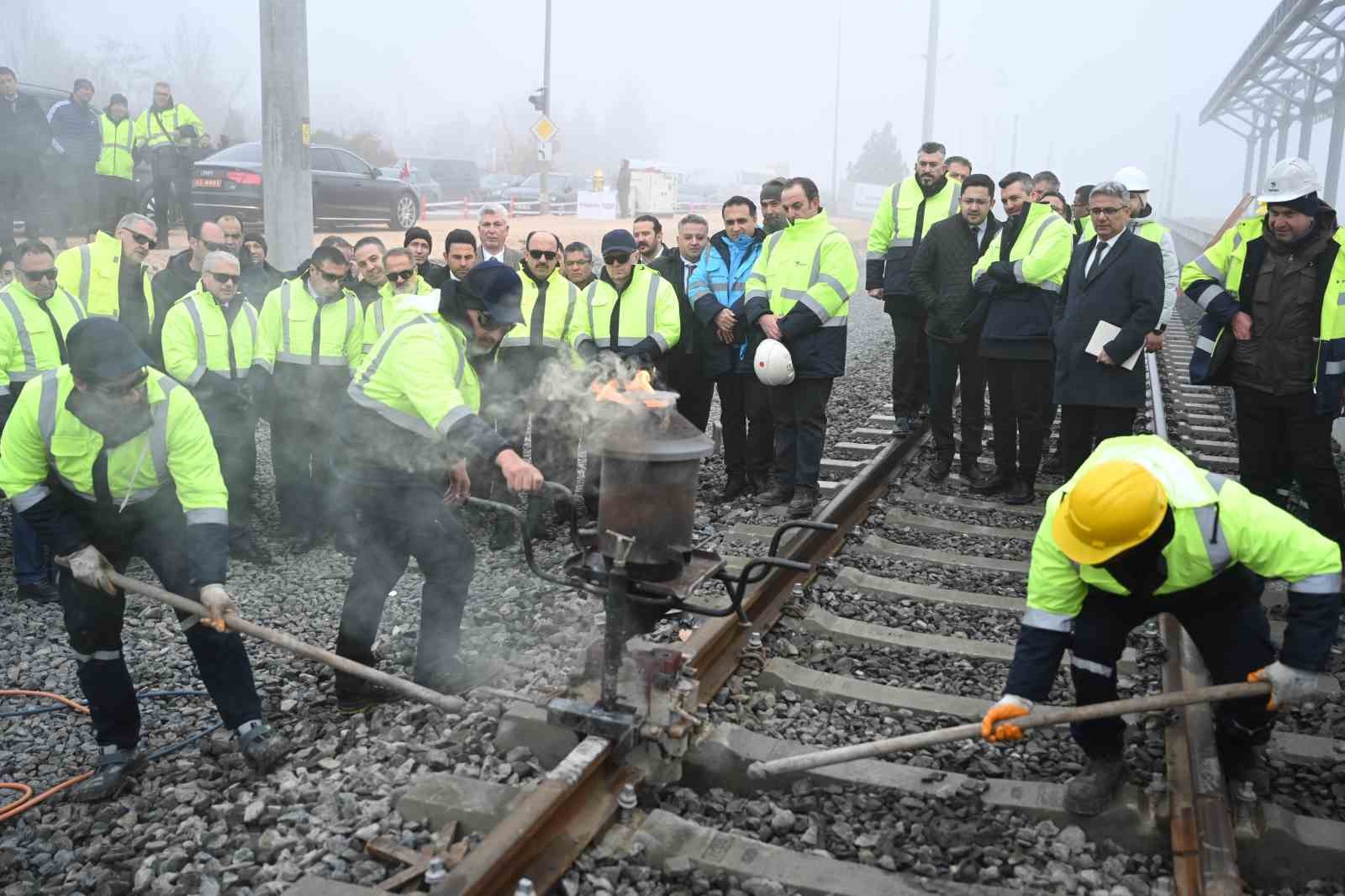 KONYARAY Banliyö Hattı’nda ray birleştirme kaynak programı yapıldı
KONYARAY Banliyö Hattı’nda ray birleştirme kaynak programı yapıldı