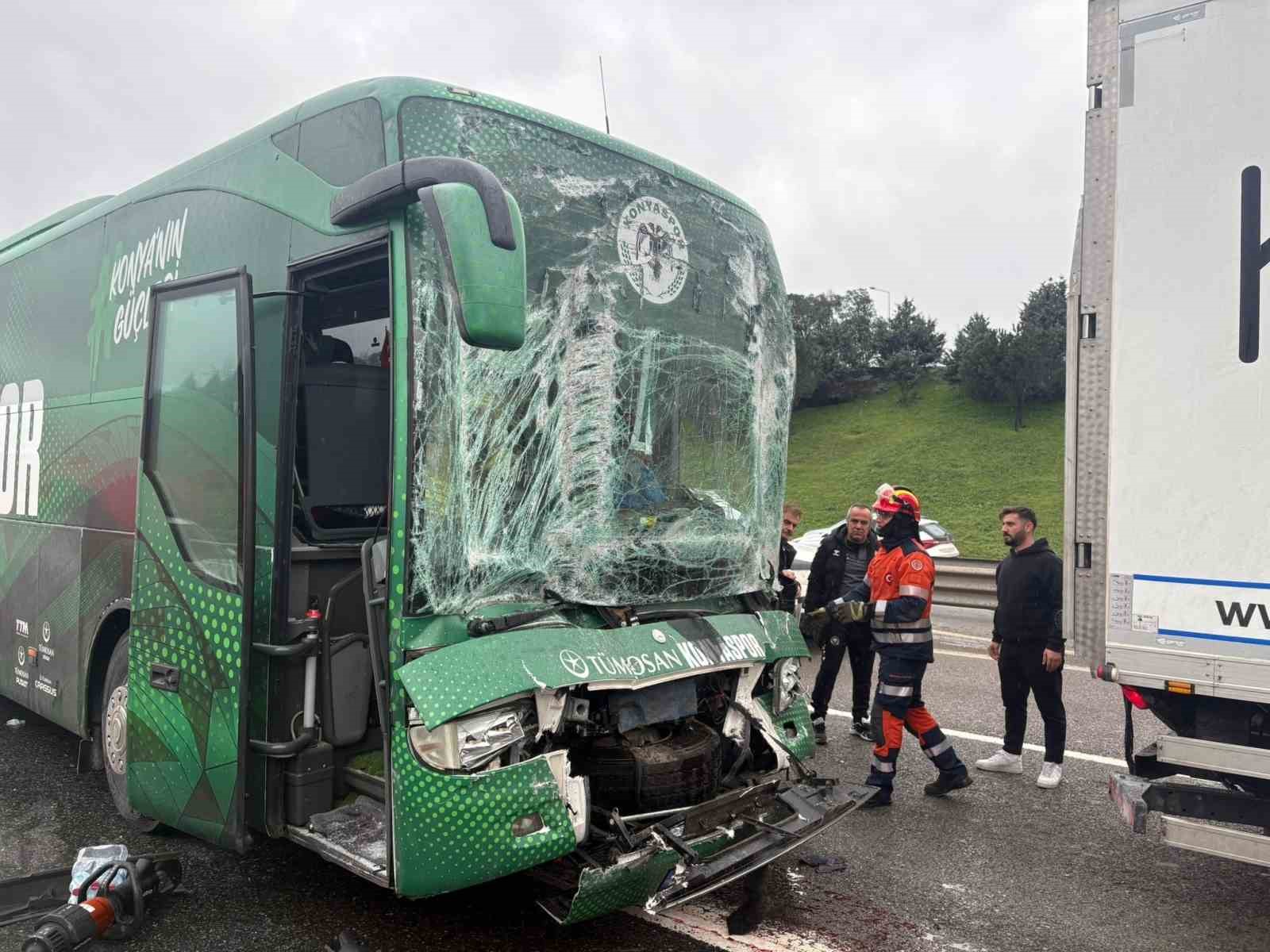 Konyaspor U-19 futbol takımını taşıyan otobüs kaza yaptı: 3 yaralı
