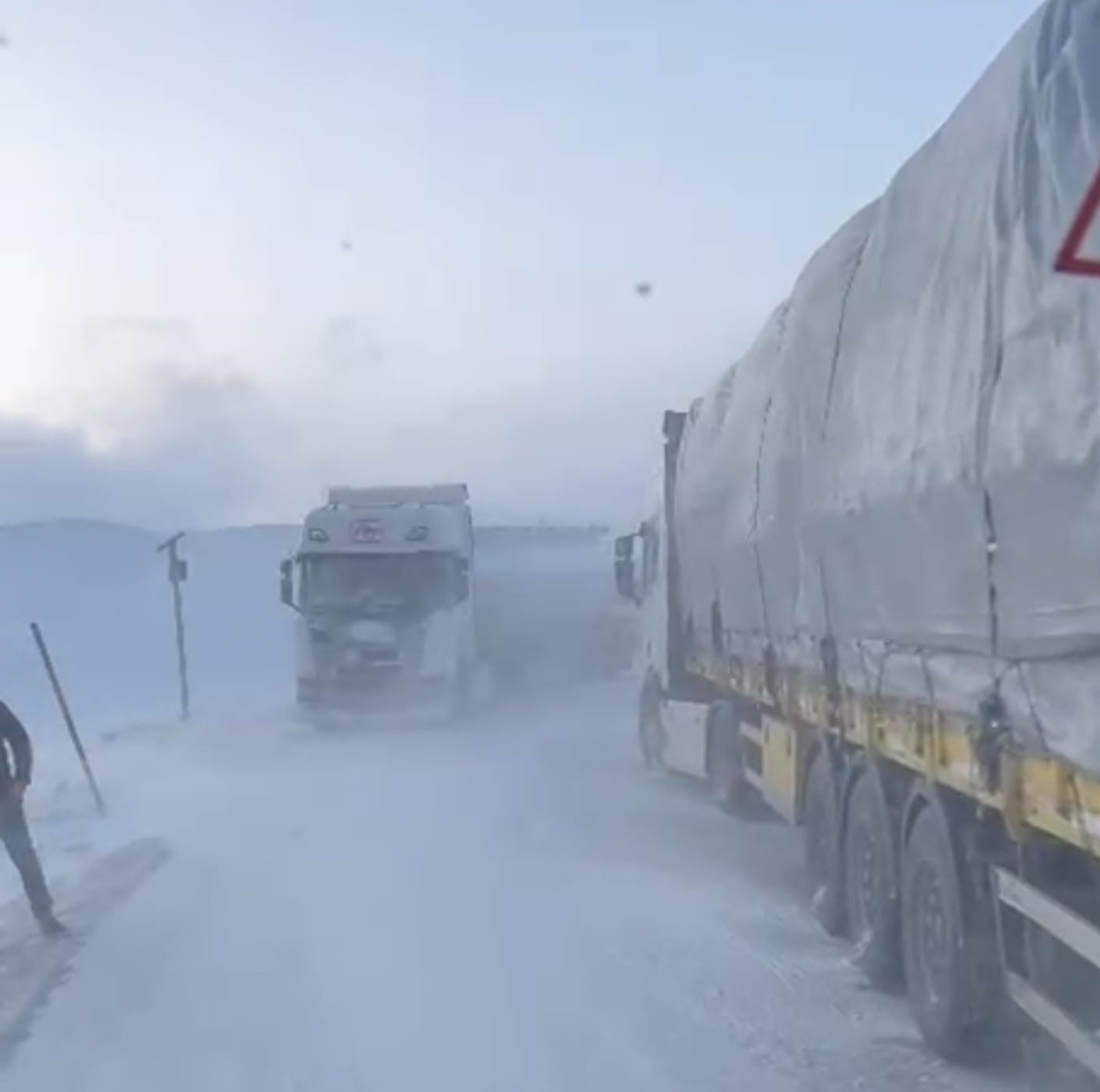 Kop Dağı Geçidi yoğun kar ve tipi nedeniyle ulaşıma kapandı
