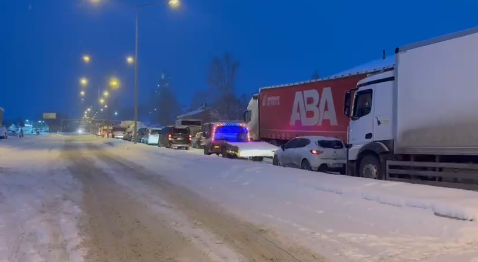 Kop Dağı Geçidi’nde tipi nedeniyle araçlar yolda kaldı
