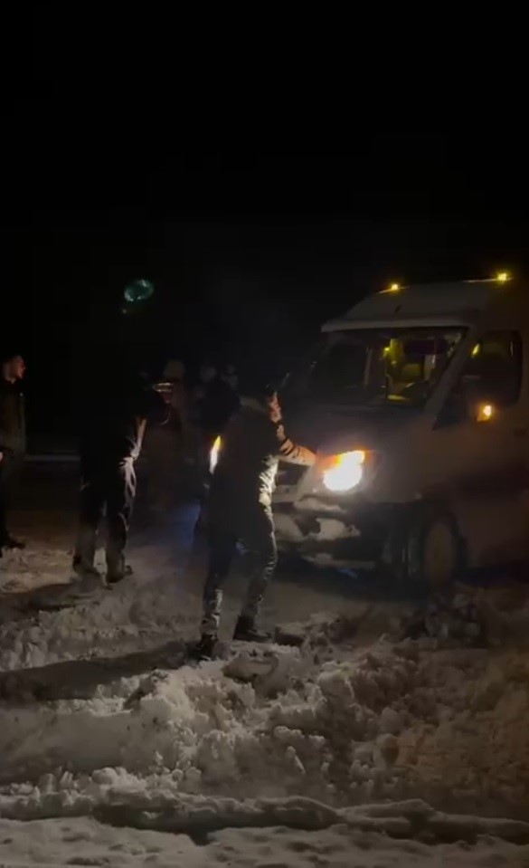 Kop Dağı Geçidi’nde tipi nedeniyle araçlar yolda kaldı
