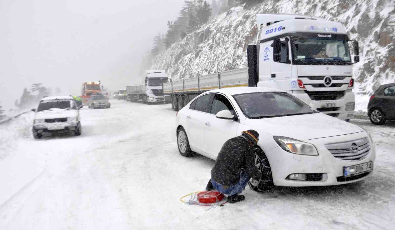Kop Geçidi’nde çığ: Bitmeyen Kop Tüneli kış çilesini yine hatırlattı
